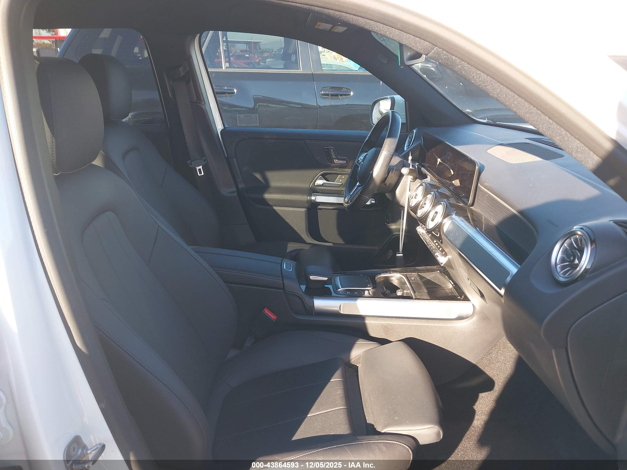 MERCEDES-BENZ EQB image 5