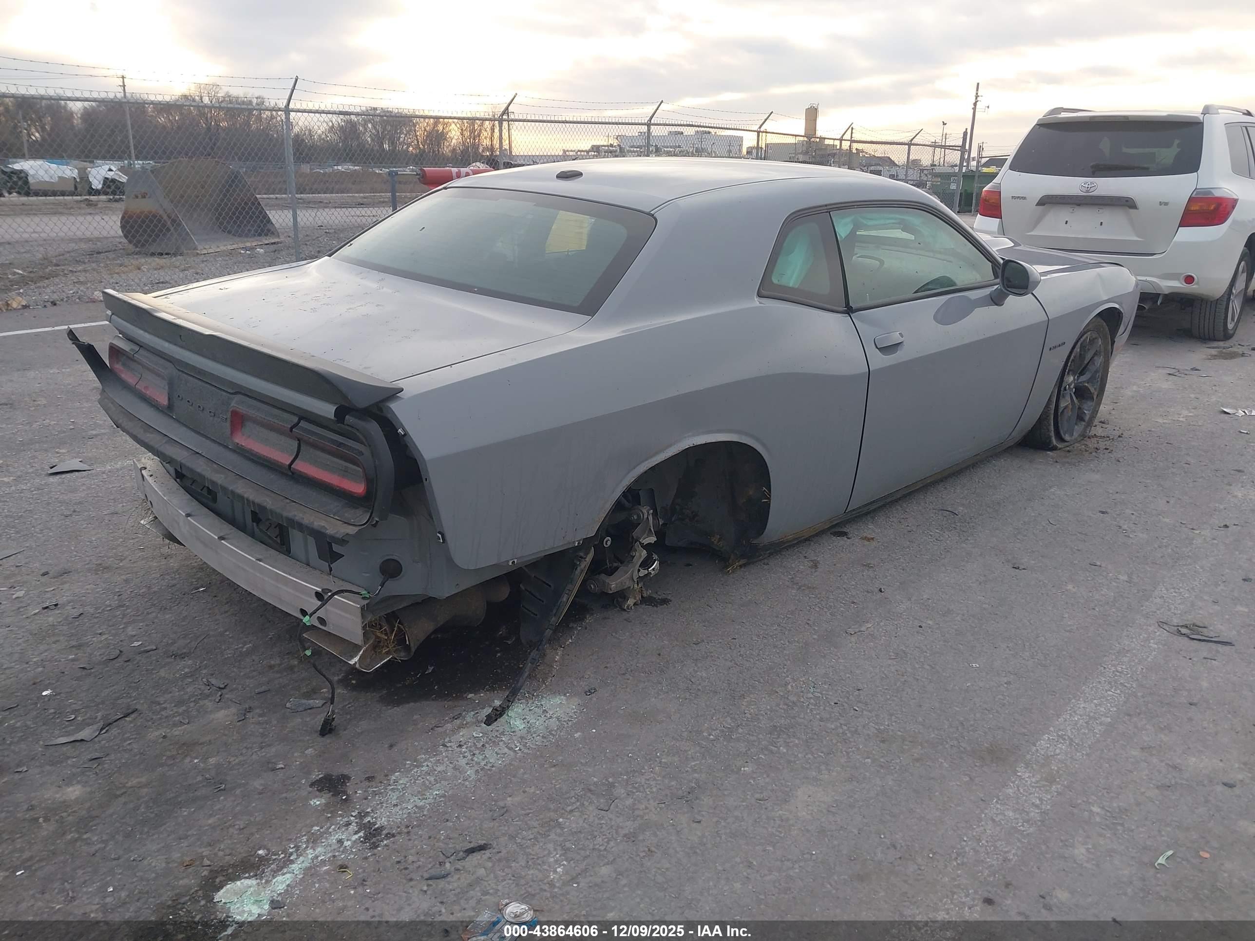 DODGE CHALLENGER image 4