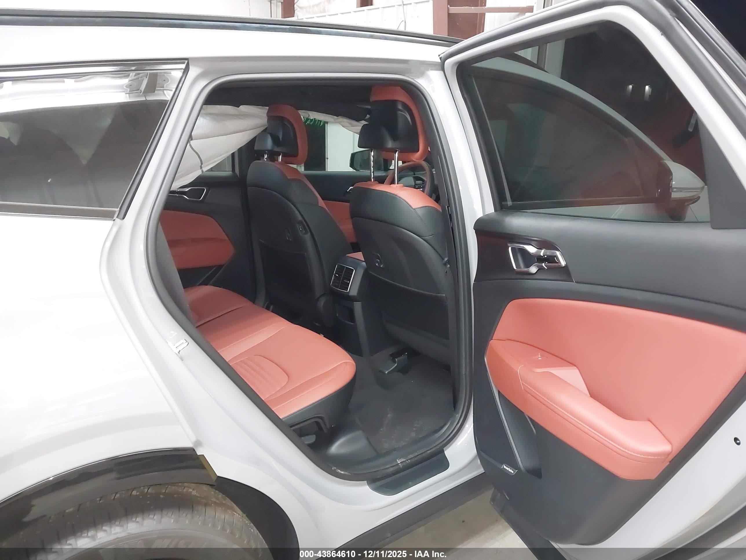 KIA SPORTAGE image 8