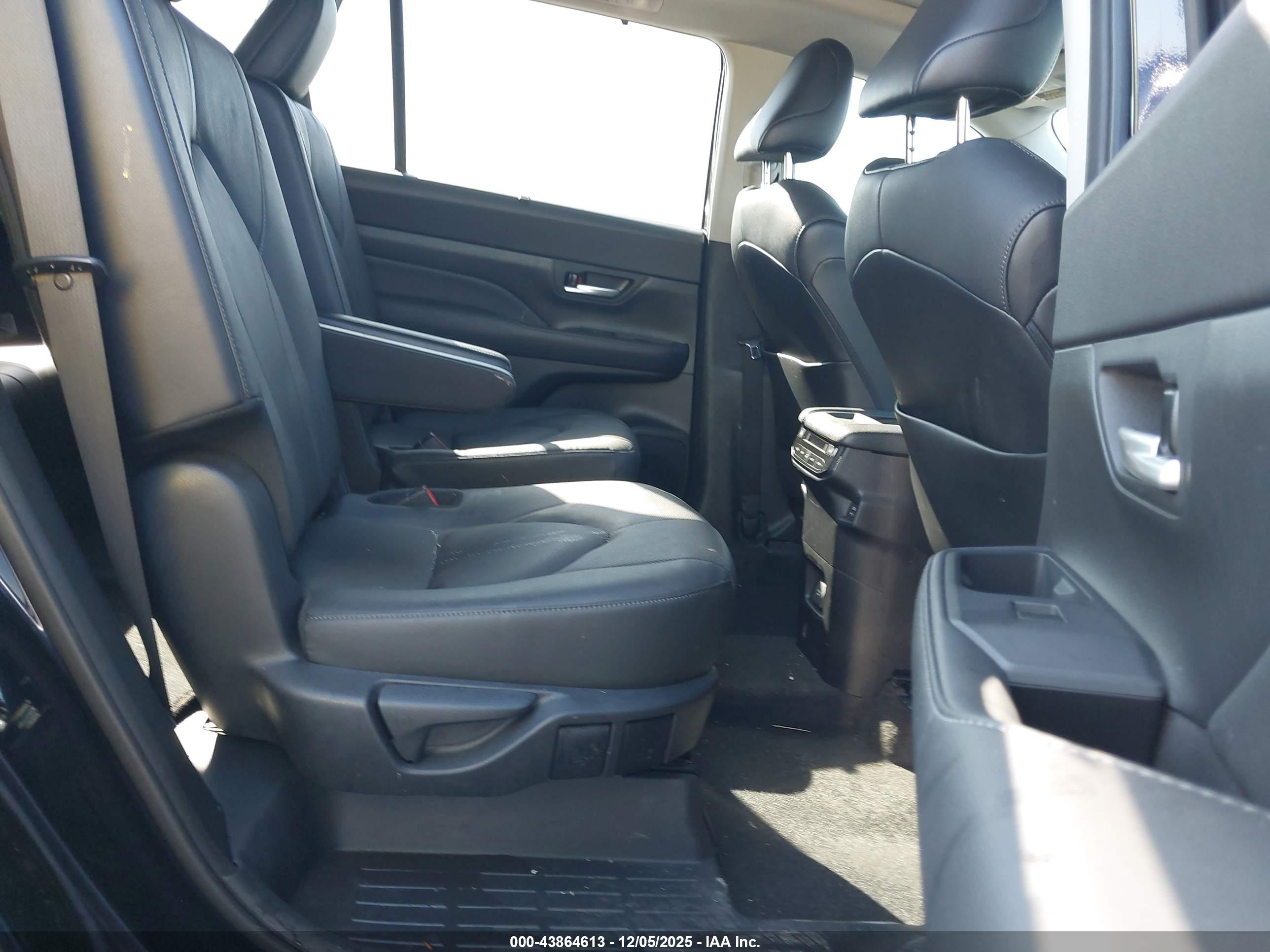 TOYOTA GRAND image 8
