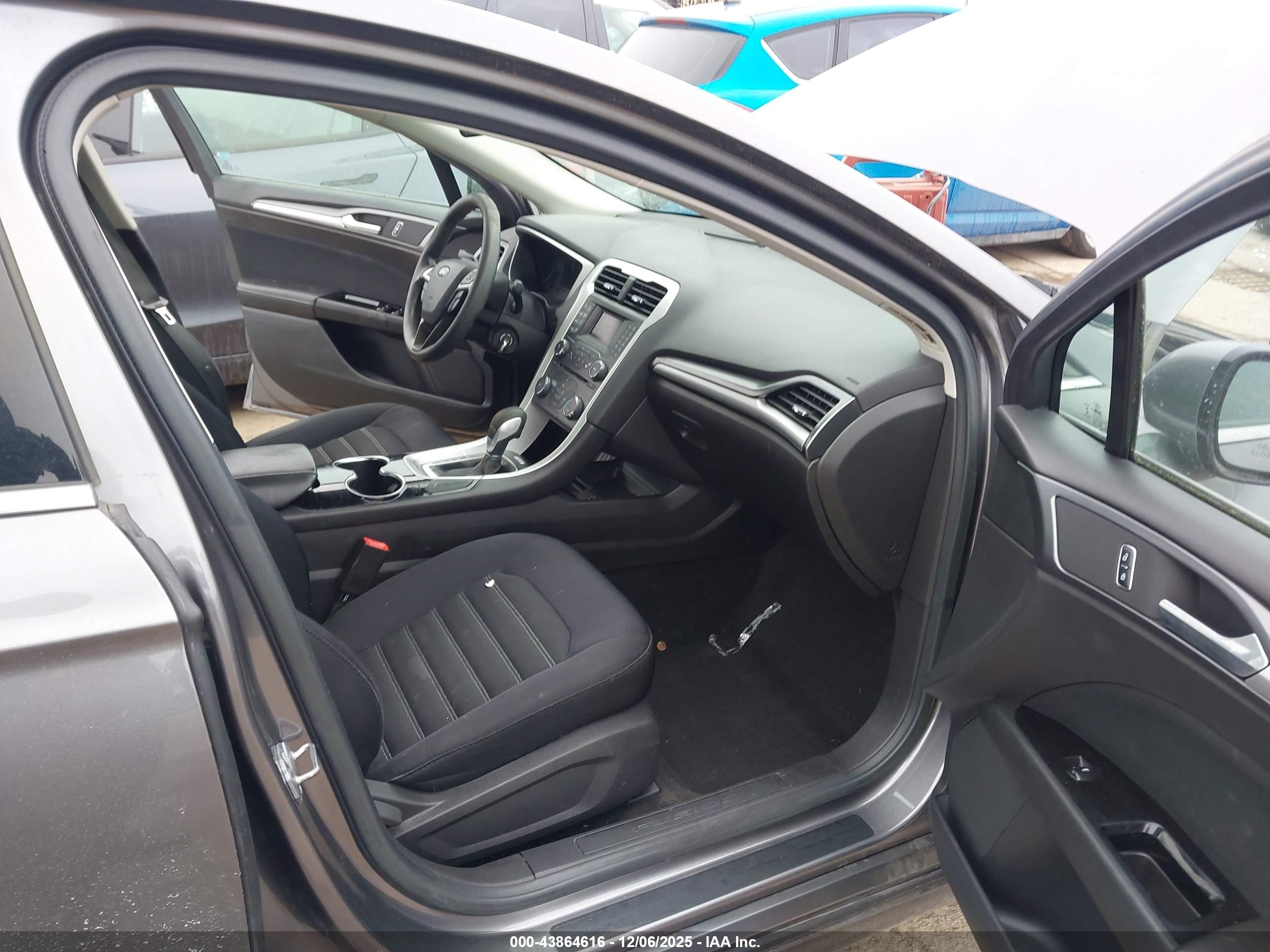 FORD FUSION image 5