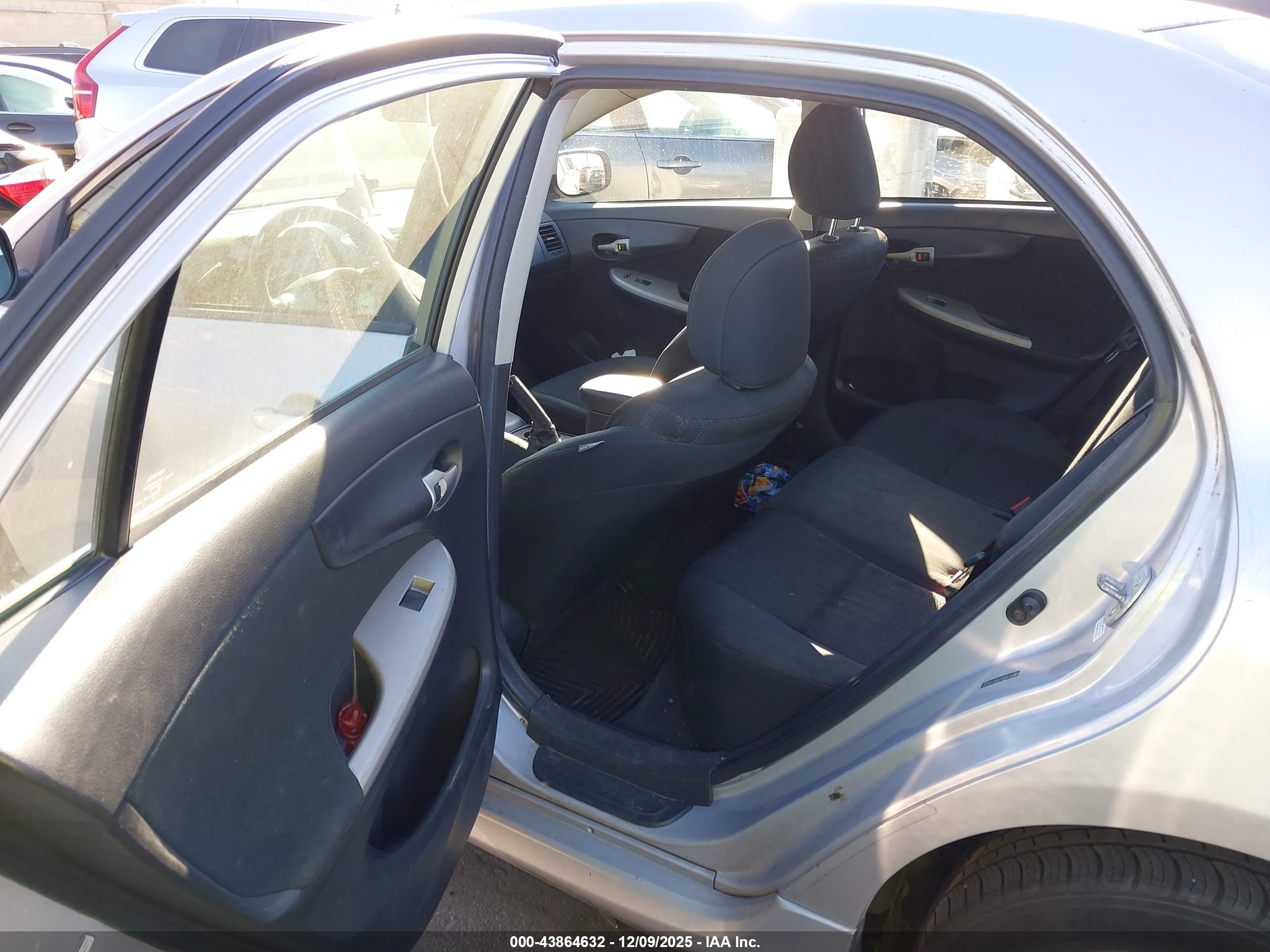 TOYOTA COROLLA image 8