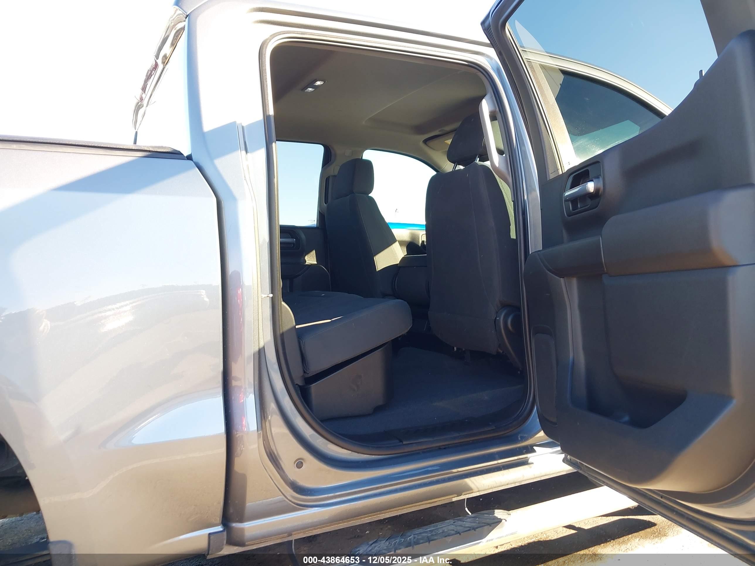 CHEVROLET SILVERADO image 8