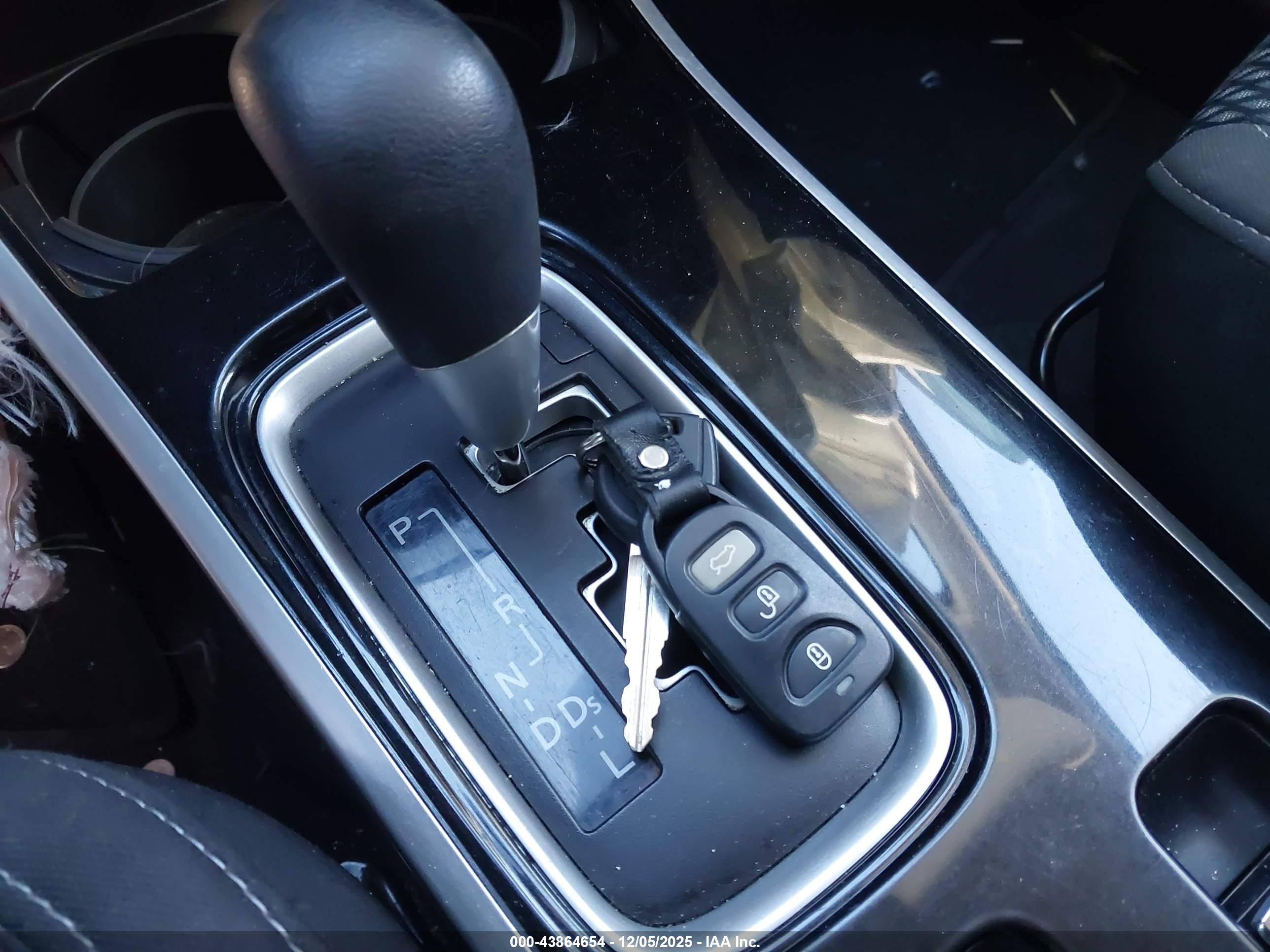 MITSUBISHI OUTLANDER image 11