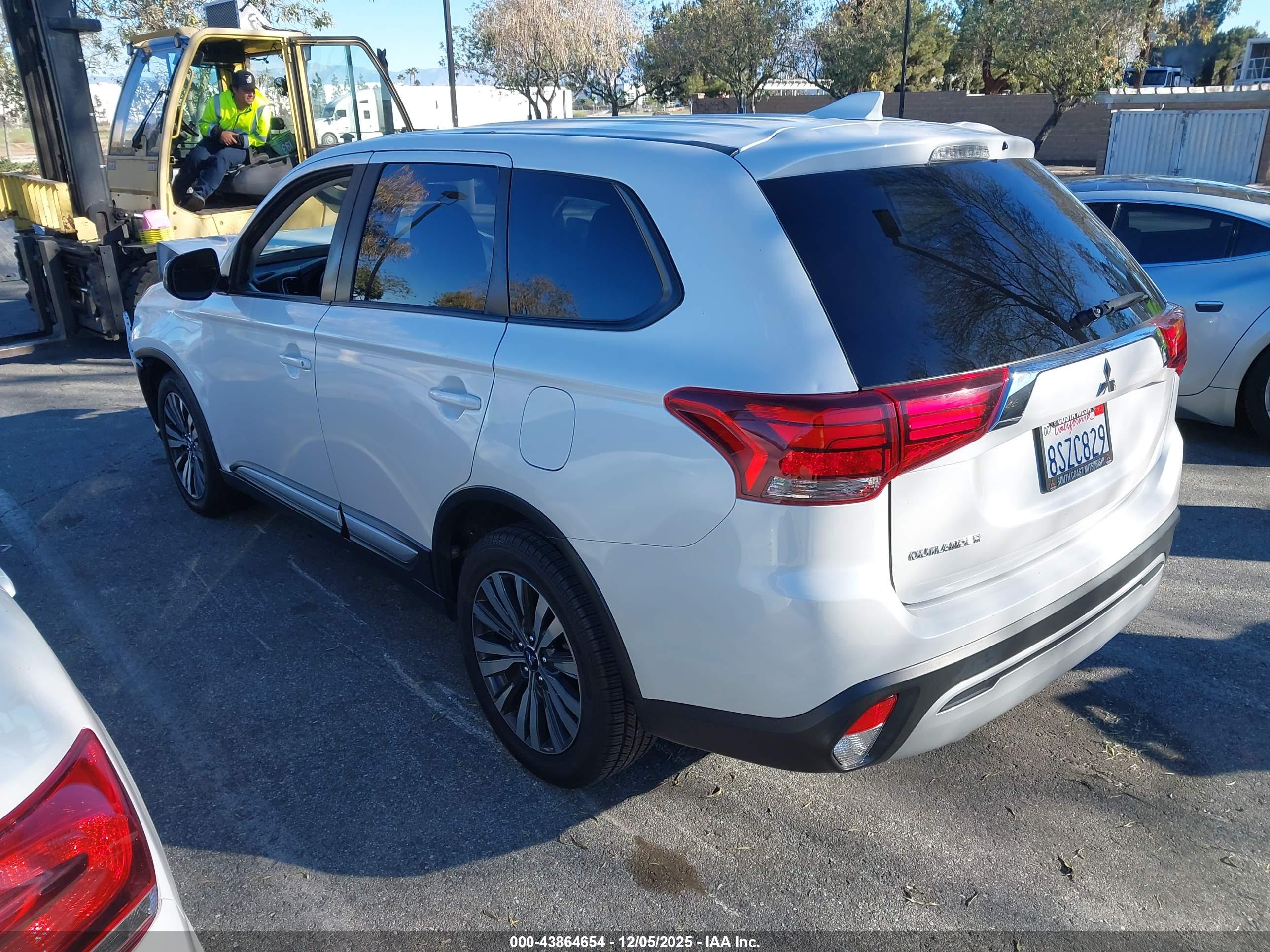 MITSUBISHI OUTLANDER image 3