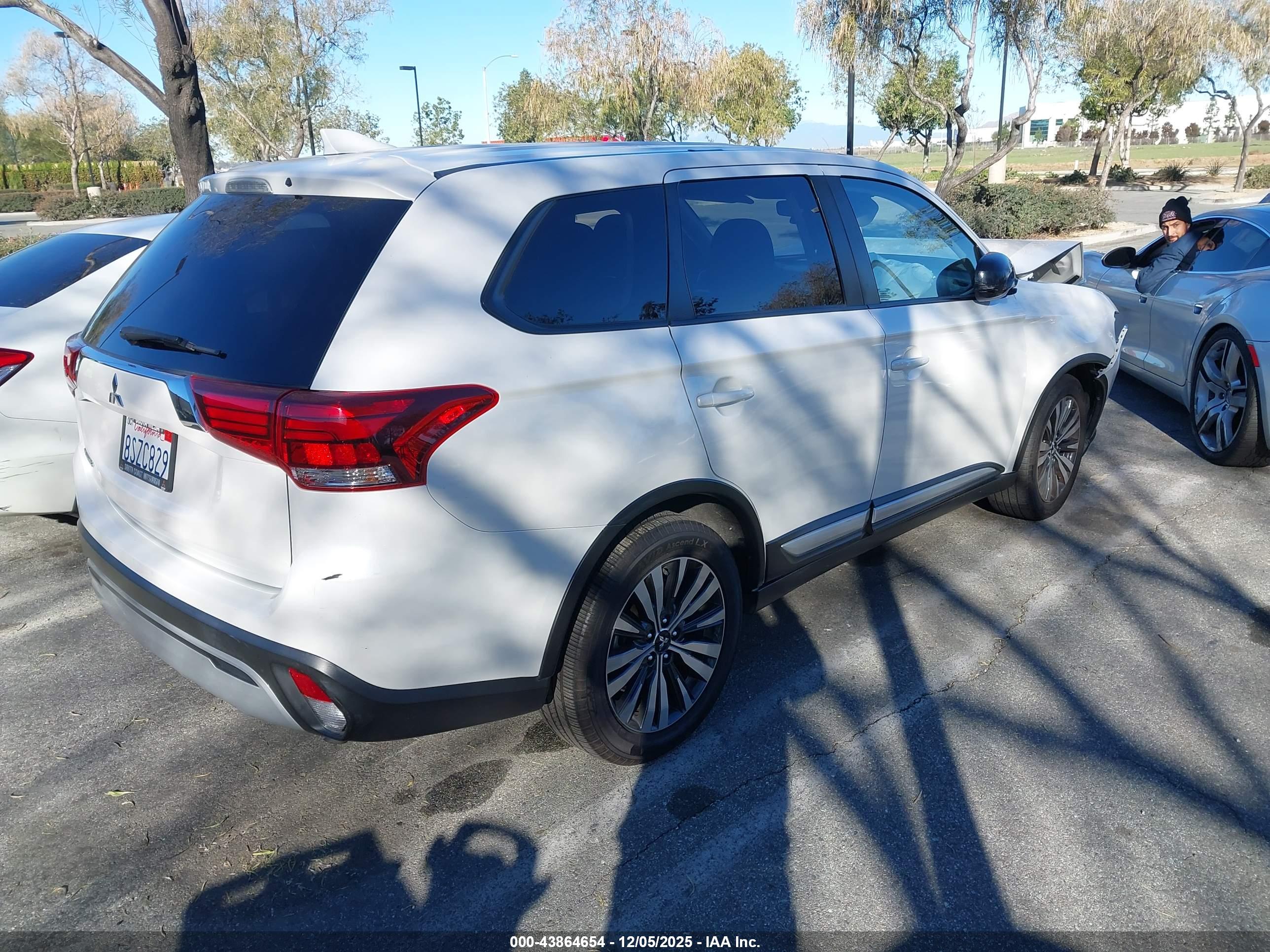 MITSUBISHI OUTLANDER image 4