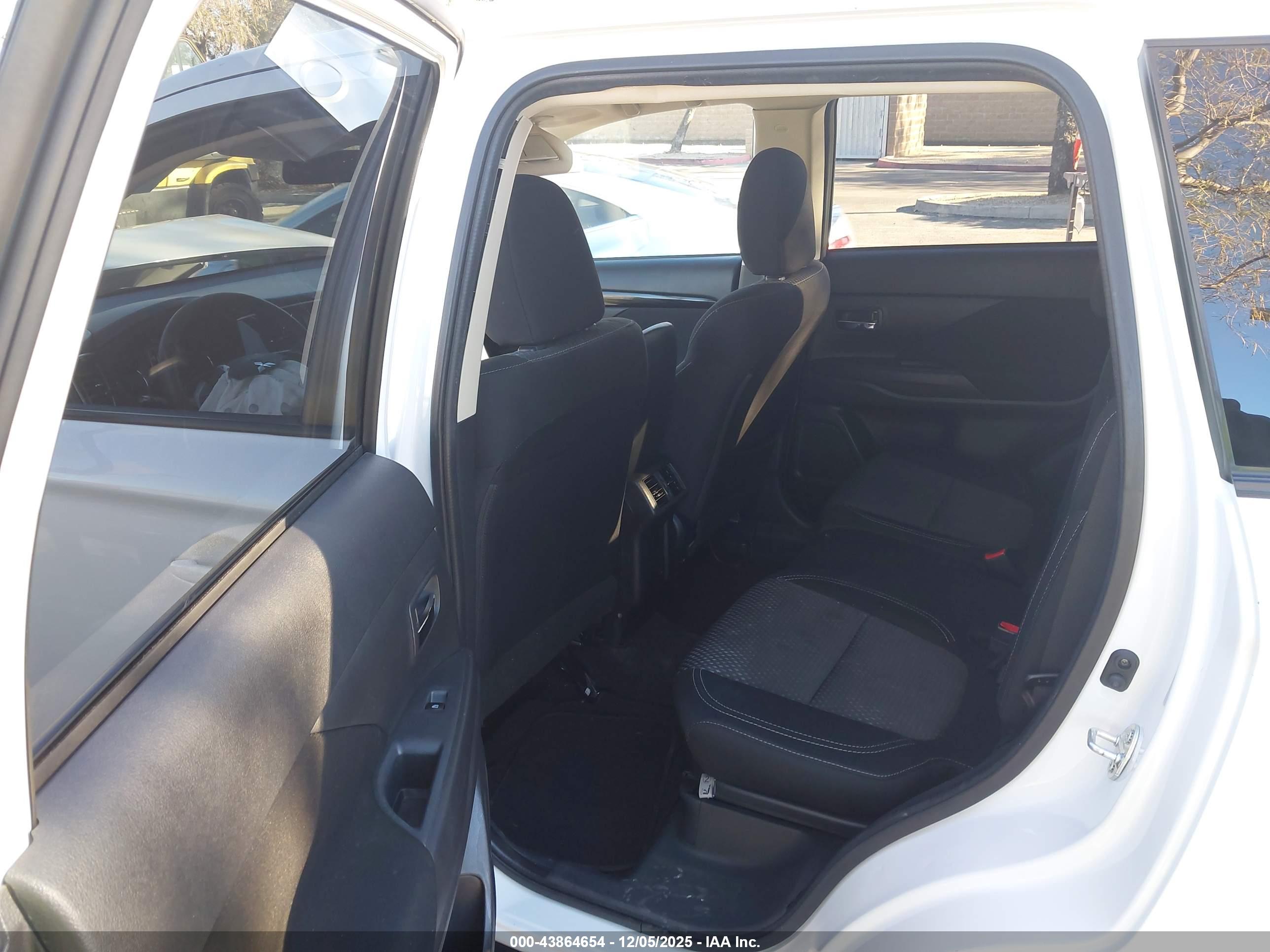 MITSUBISHI OUTLANDER image 8
