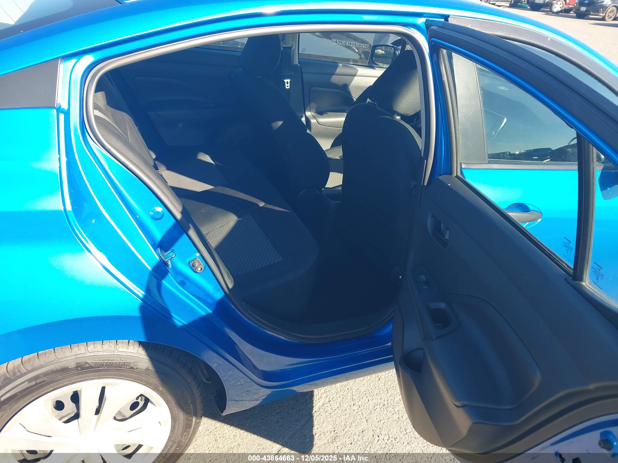 NISSAN VERSA image 8