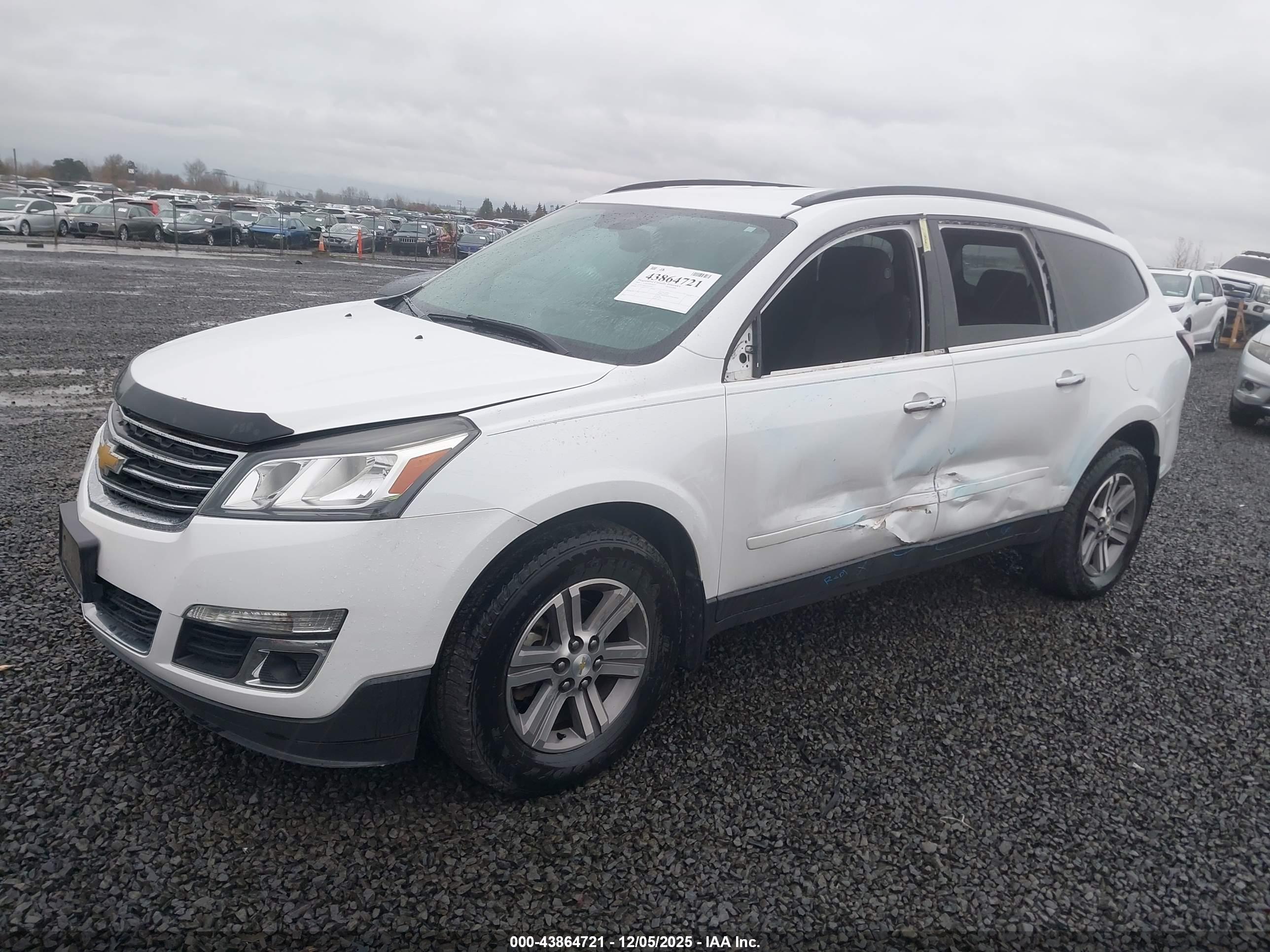 CHEVROLET TRAVERSE image 2