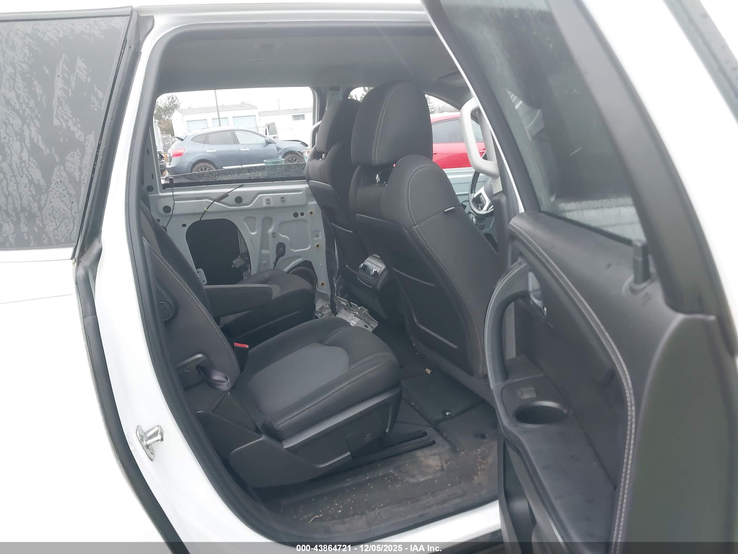 CHEVROLET TRAVERSE image 8