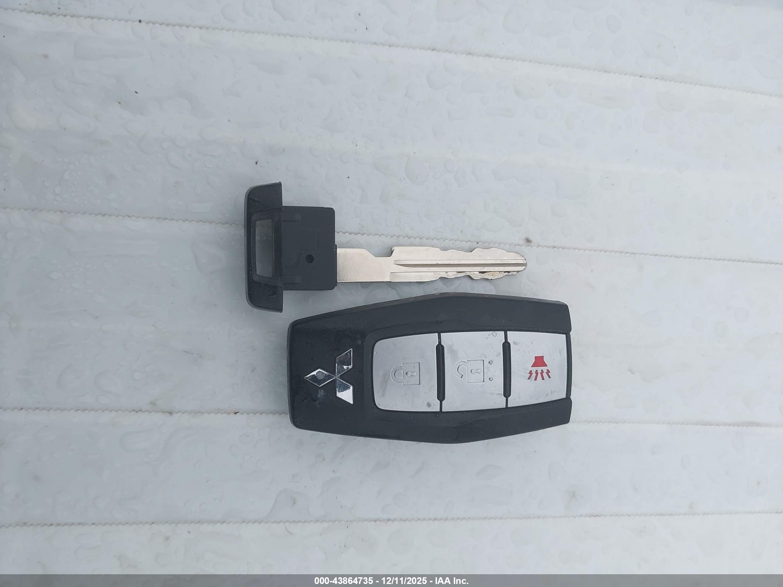 MITSUBISHI OUTLANDER image 11