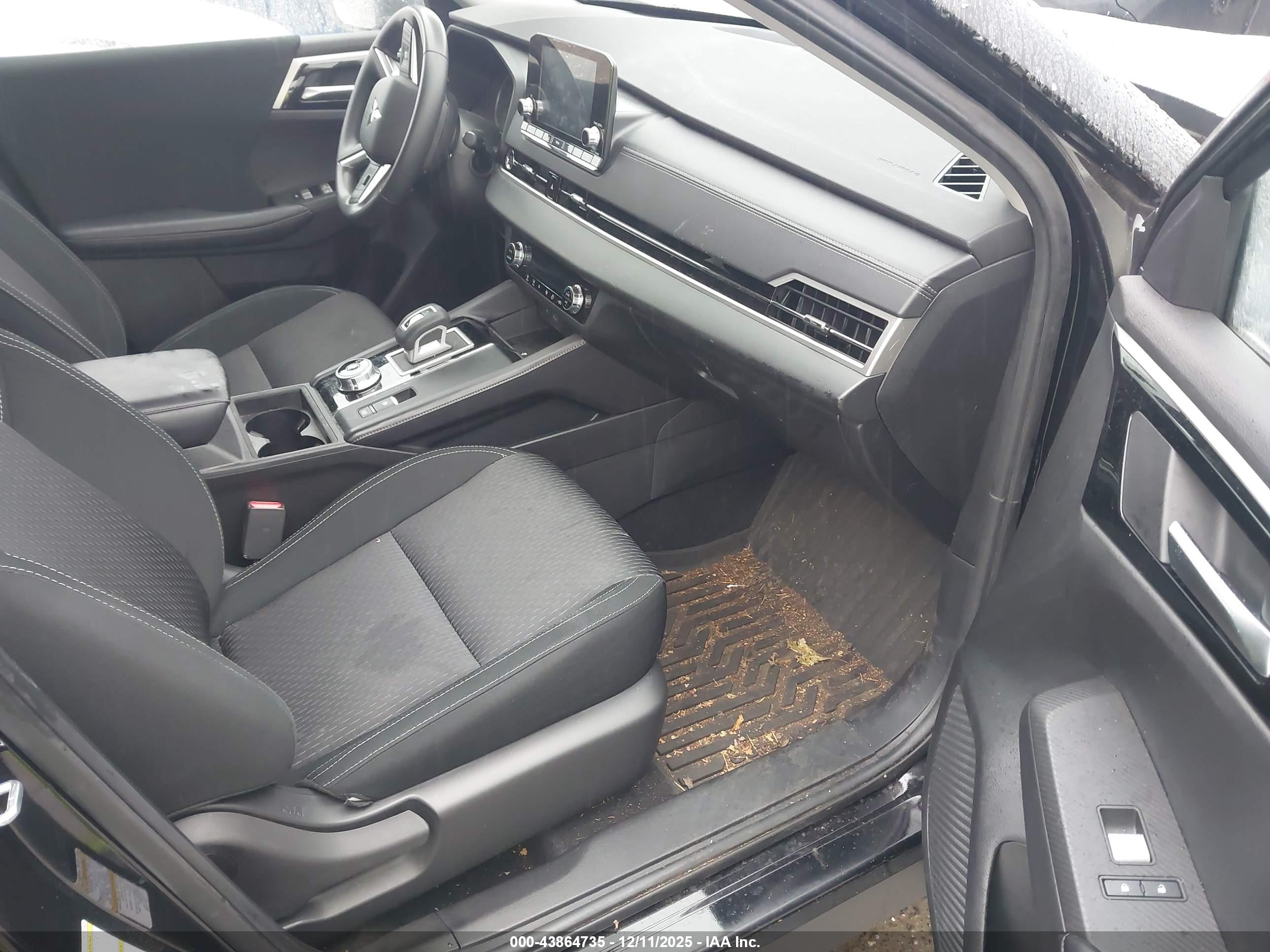 MITSUBISHI OUTLANDER image 5