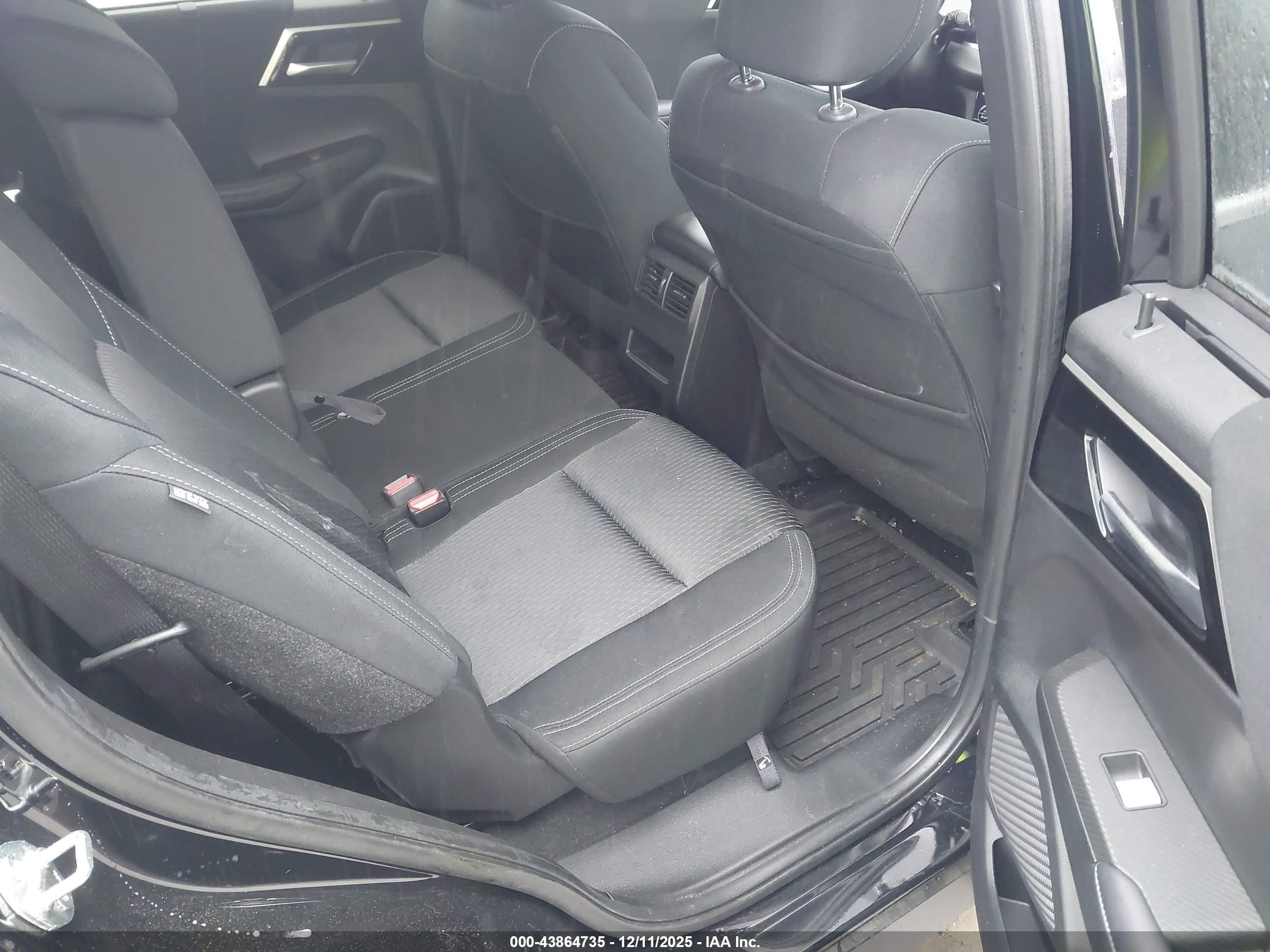MITSUBISHI OUTLANDER image 8