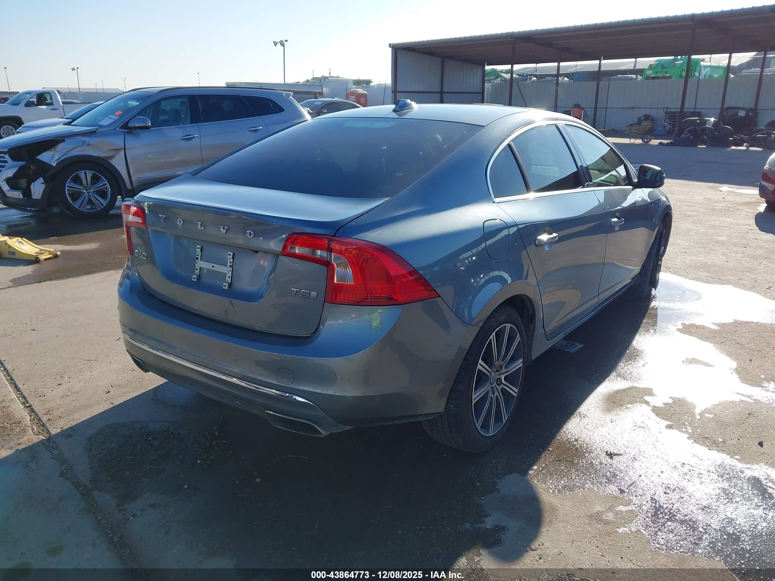 VOLVO S60 image 4