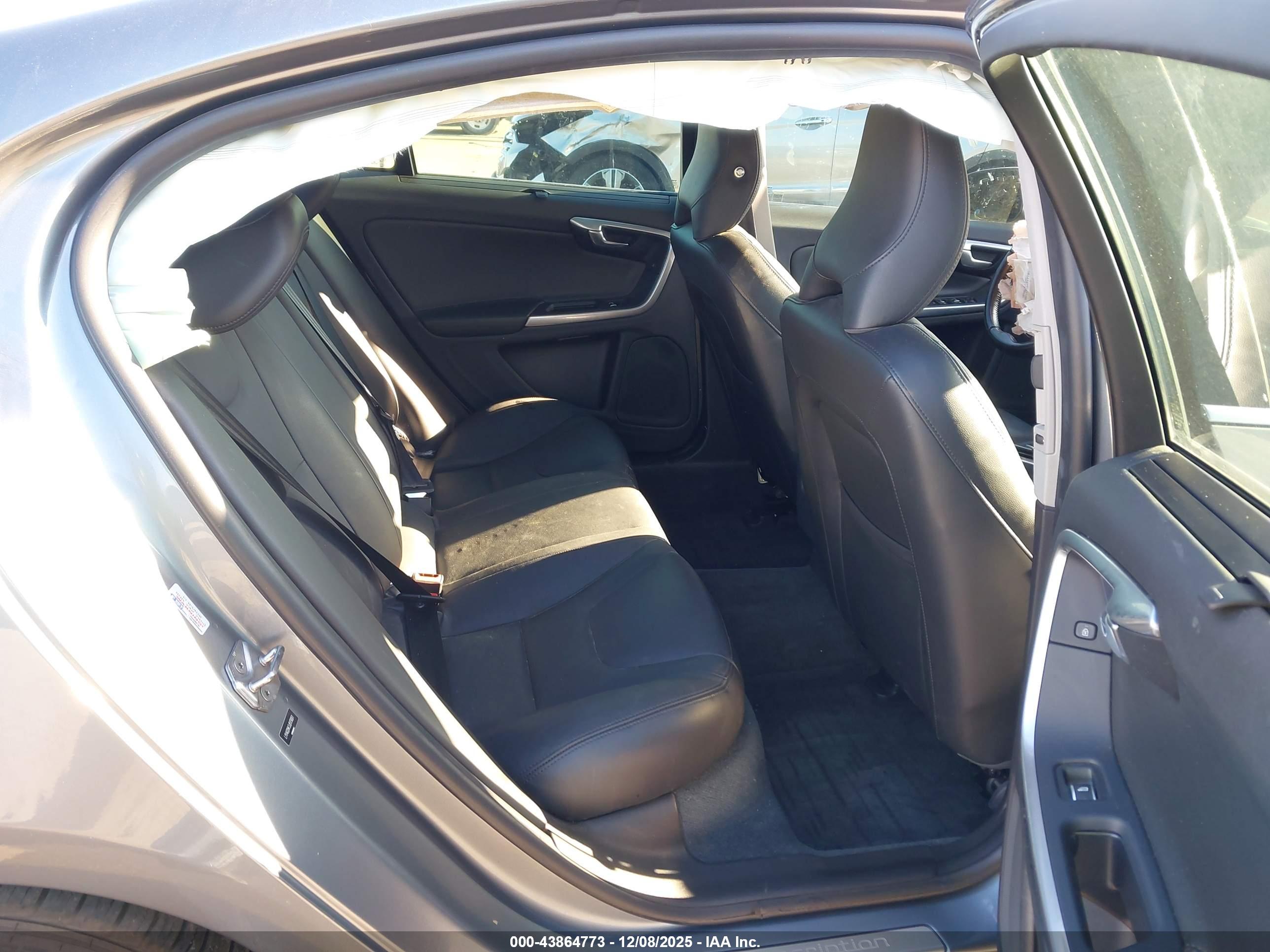 VOLVO S60 image 8