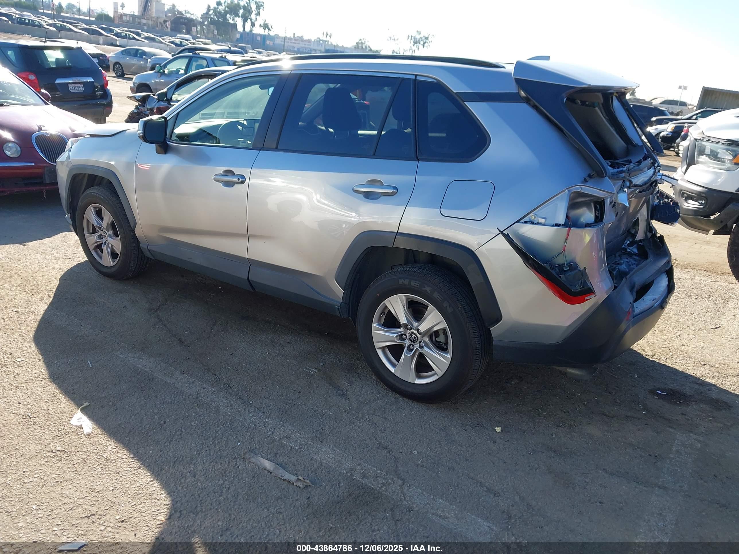 TOYOTA RAV4 image 3