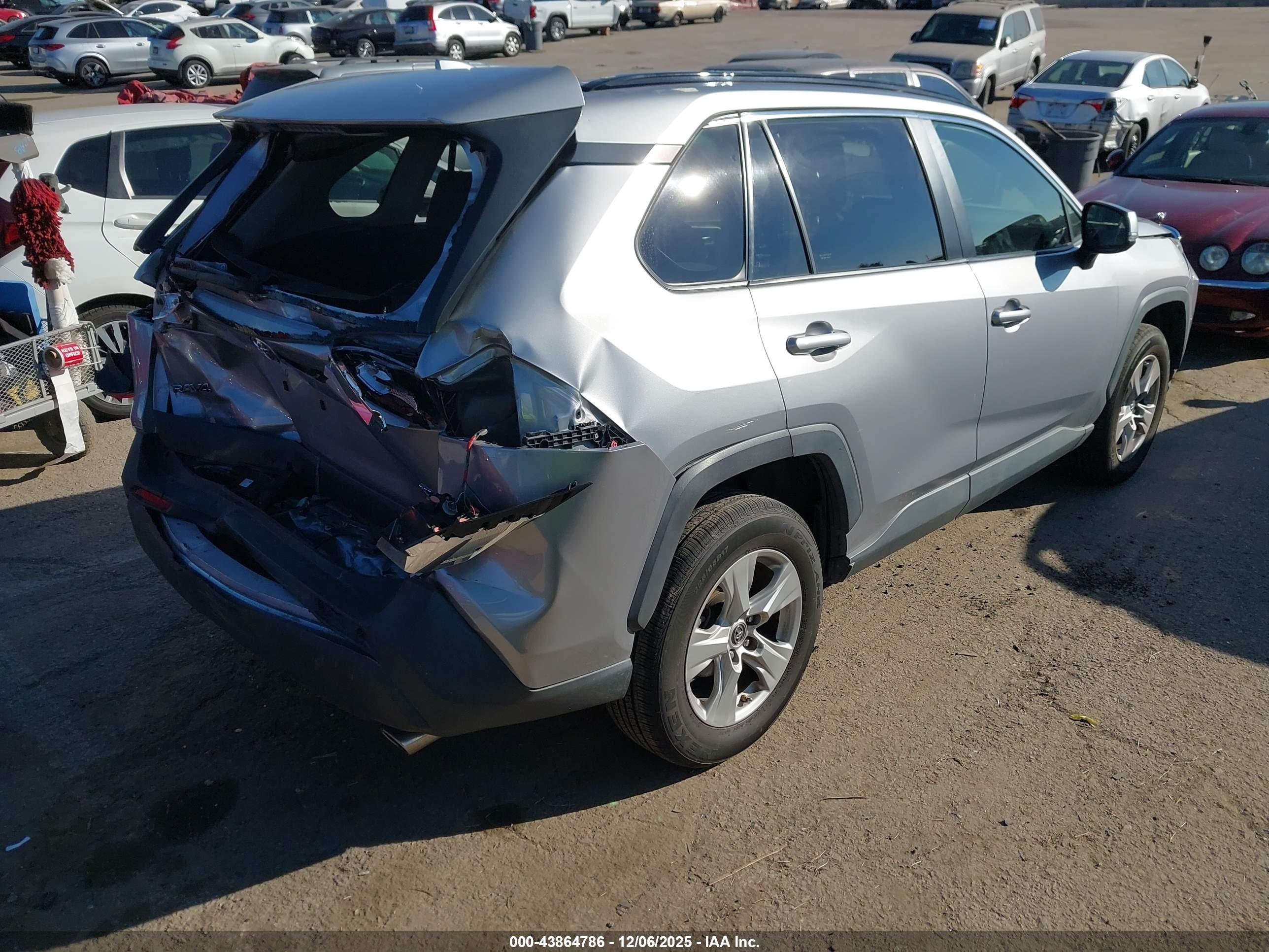 TOYOTA RAV4 image 4