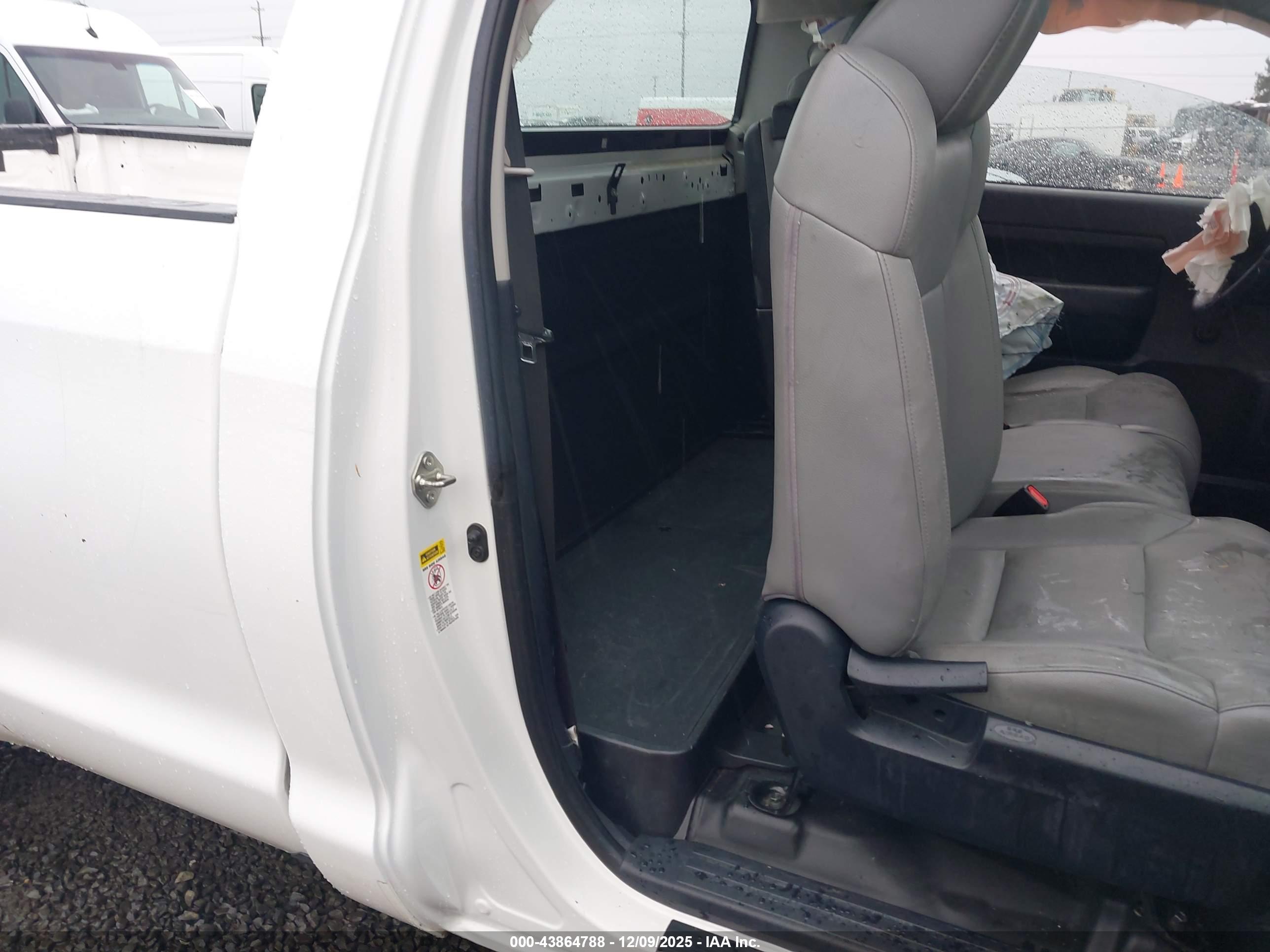 TOYOTA TUNDRA image 8