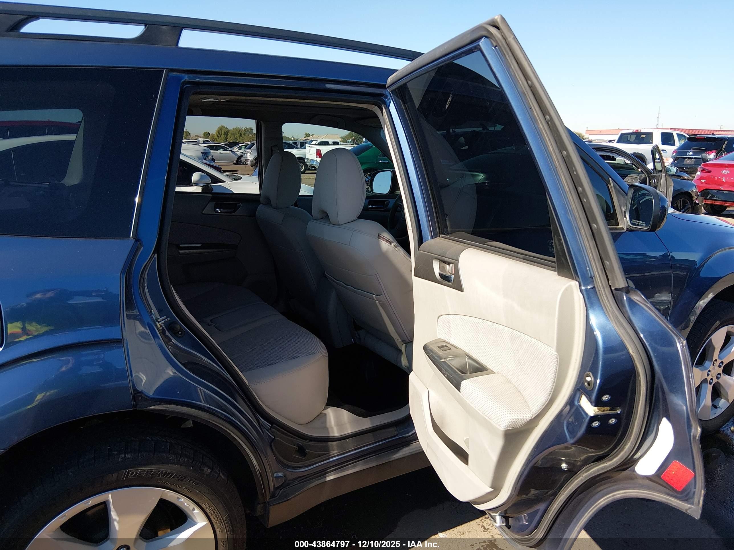 SUBARU FORESTER image 8