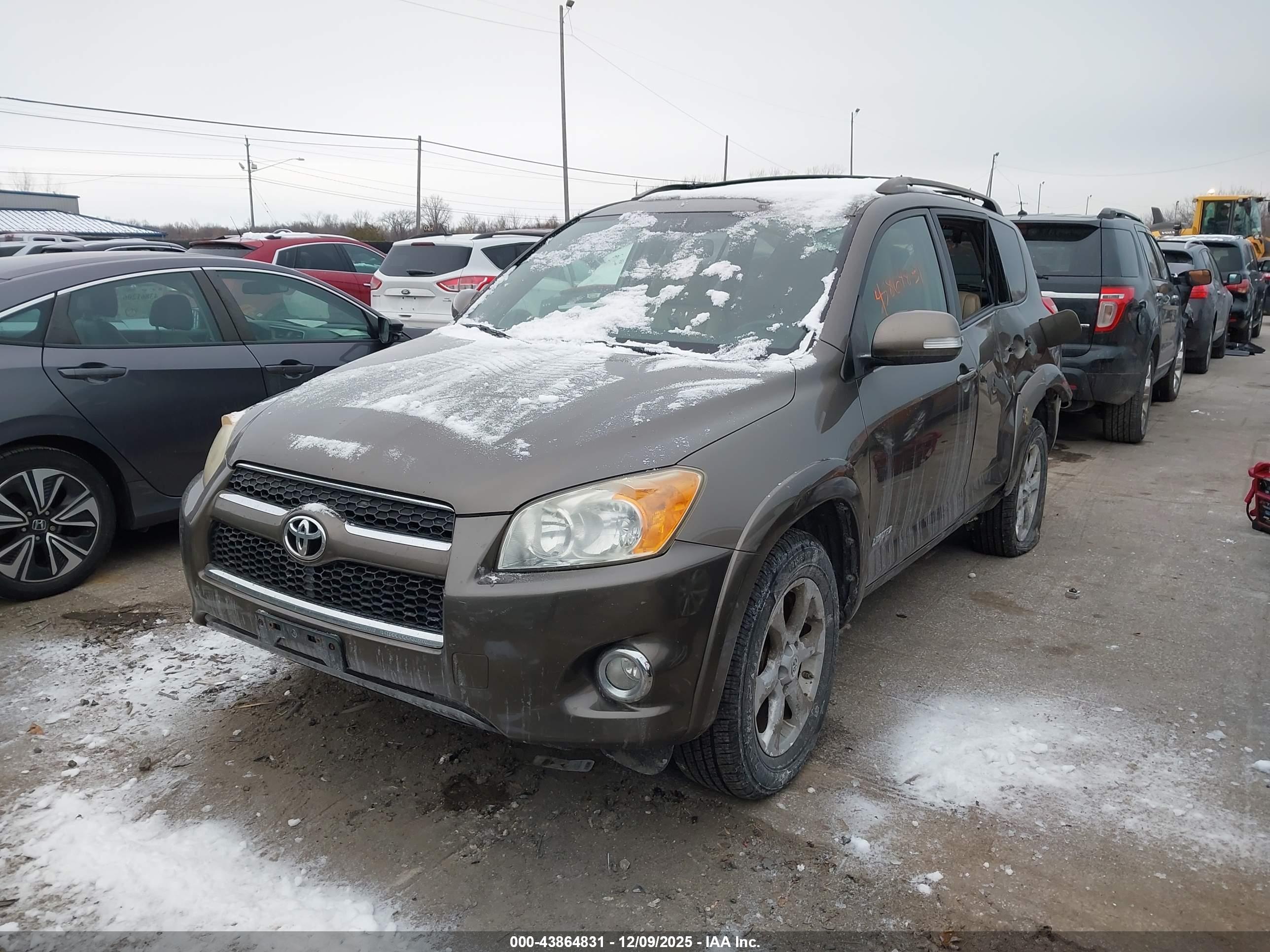 TOYOTA RAV4 image 2