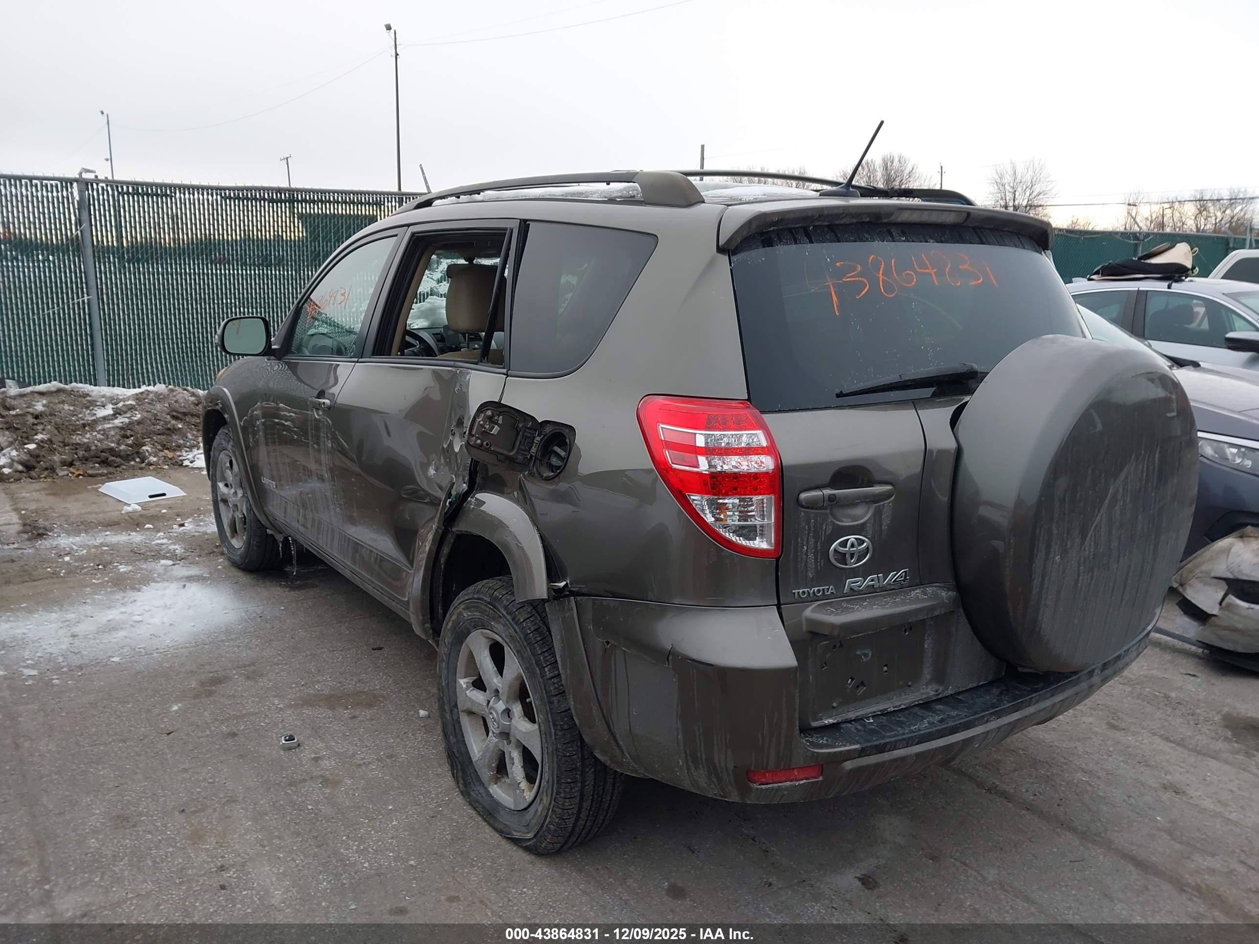 TOYOTA RAV4 image 3