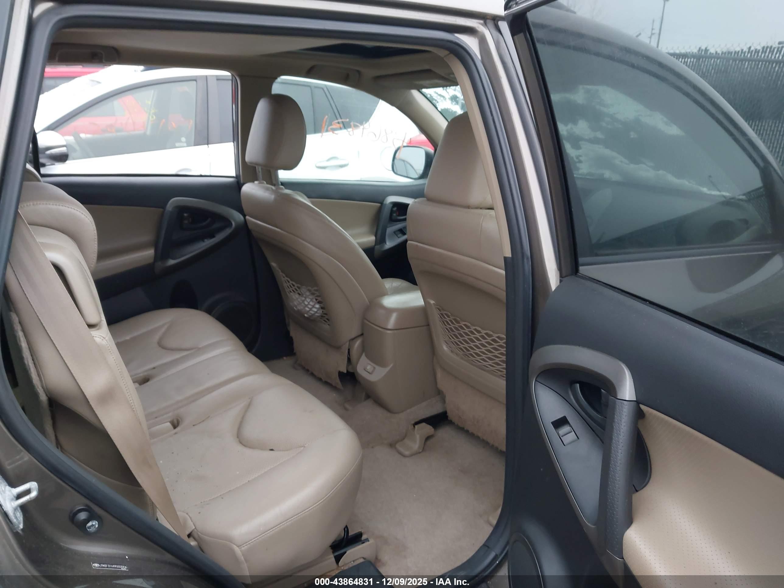 TOYOTA RAV4 image 8