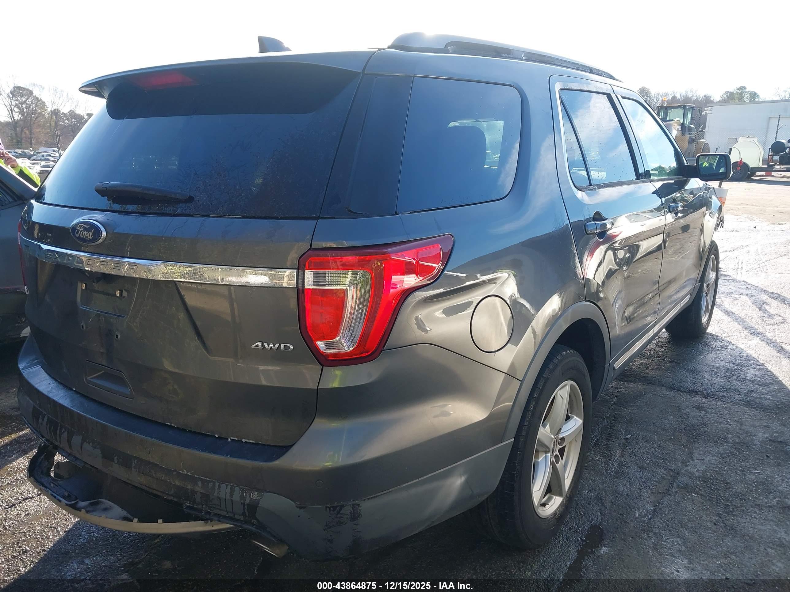 FORD EXPLORER image 4