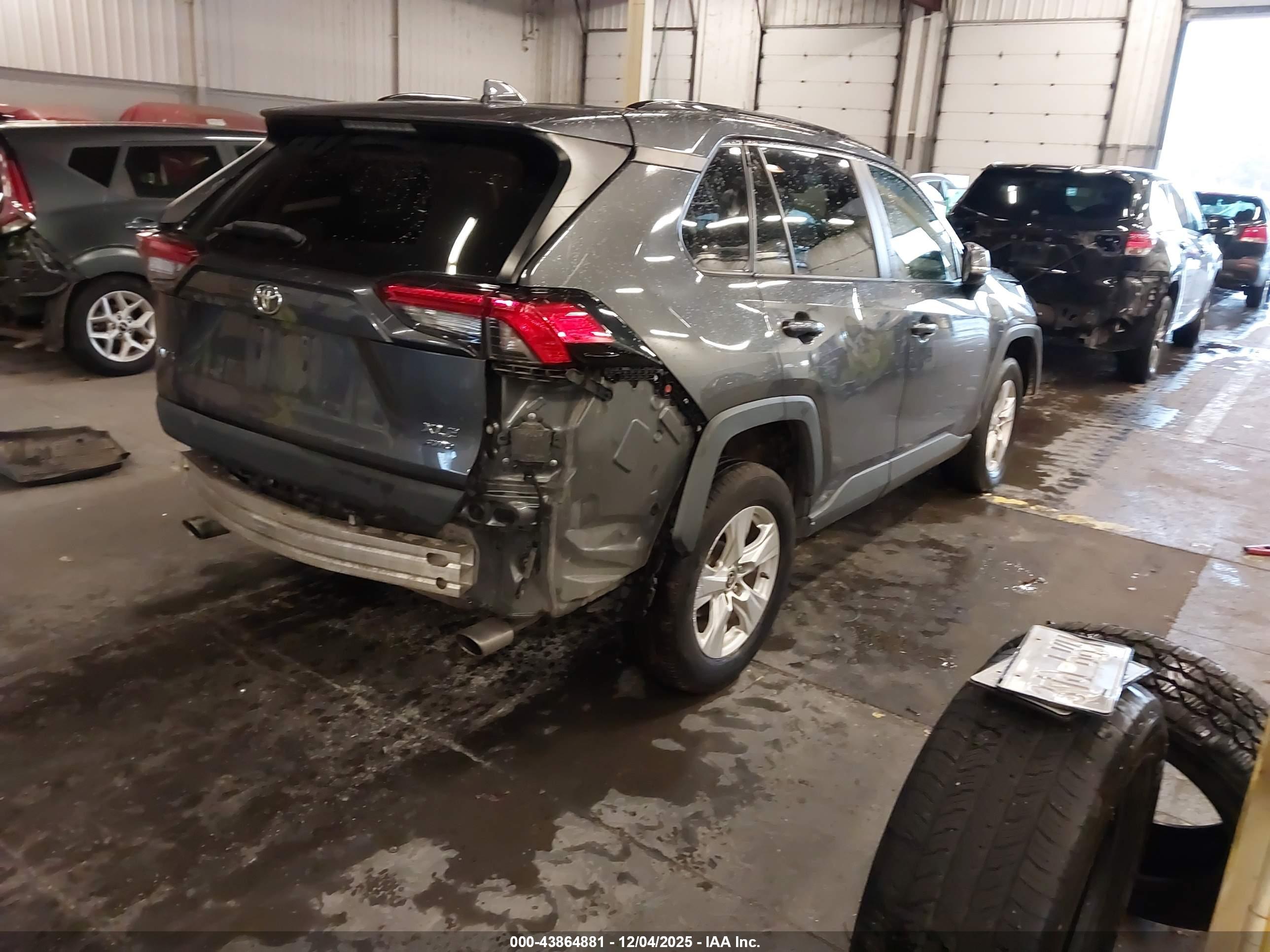 TOYOTA RAV4 image 4