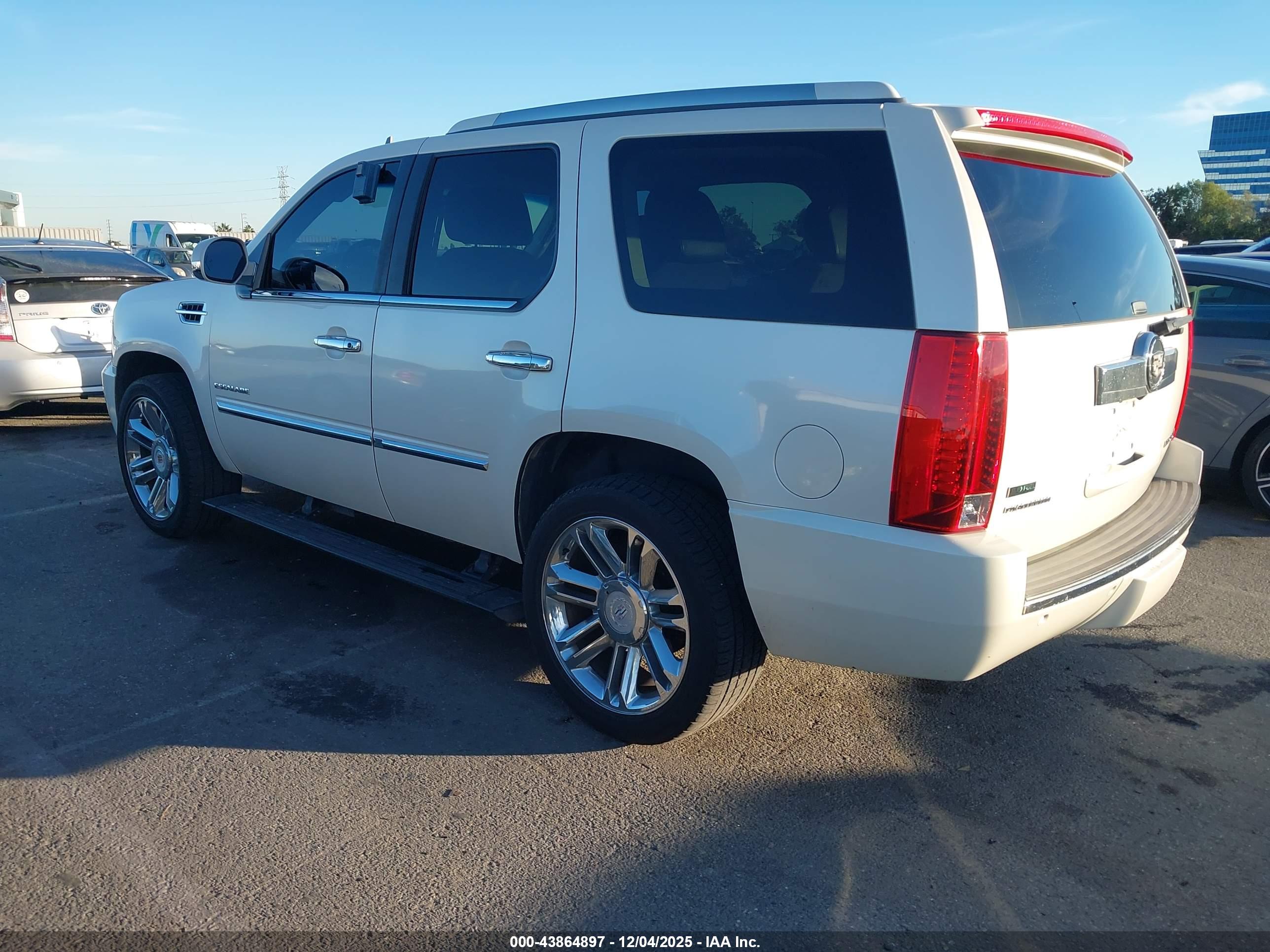 CADILLAC ESCALADE image 3