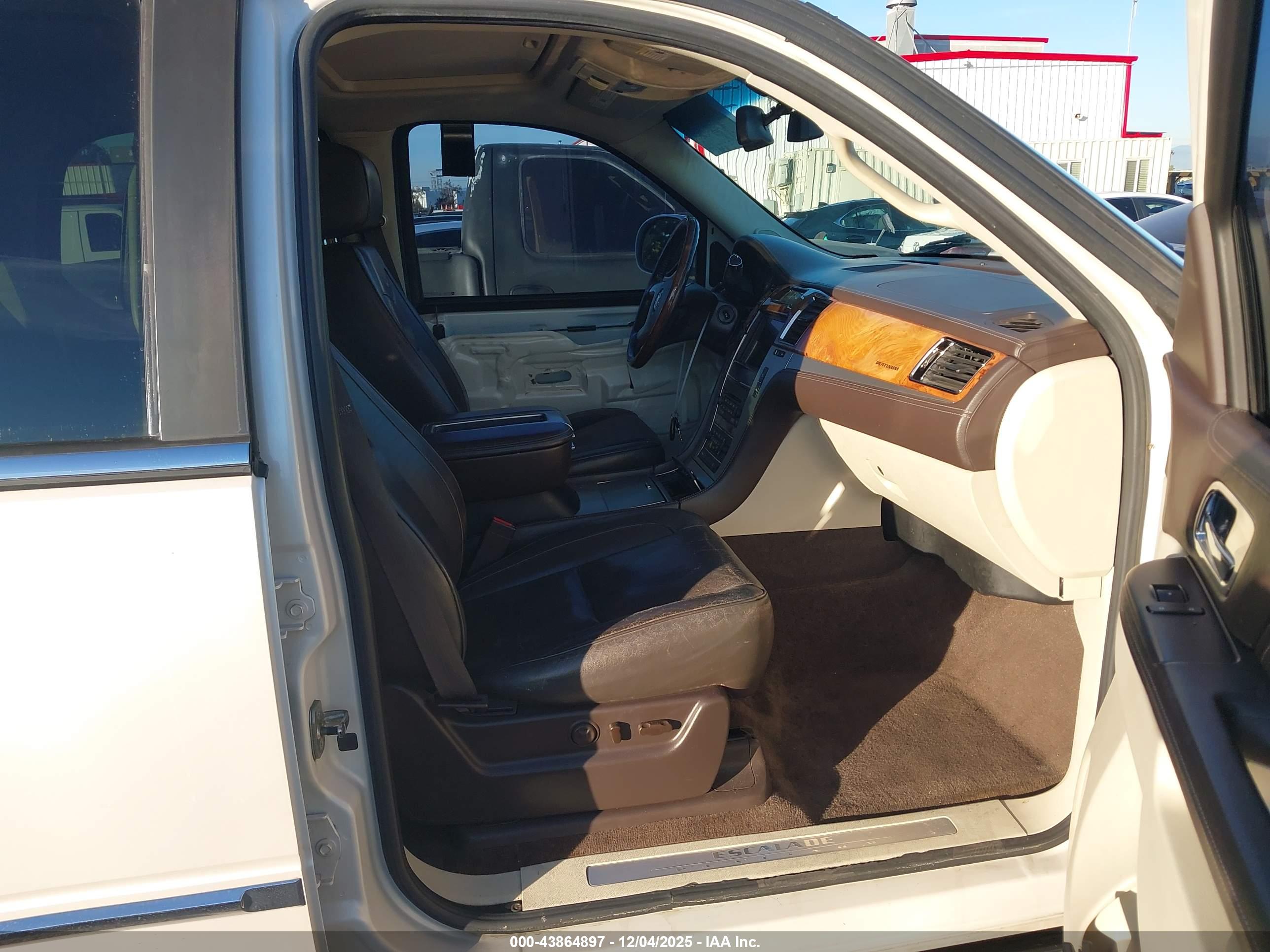 CADILLAC ESCALADE image 5