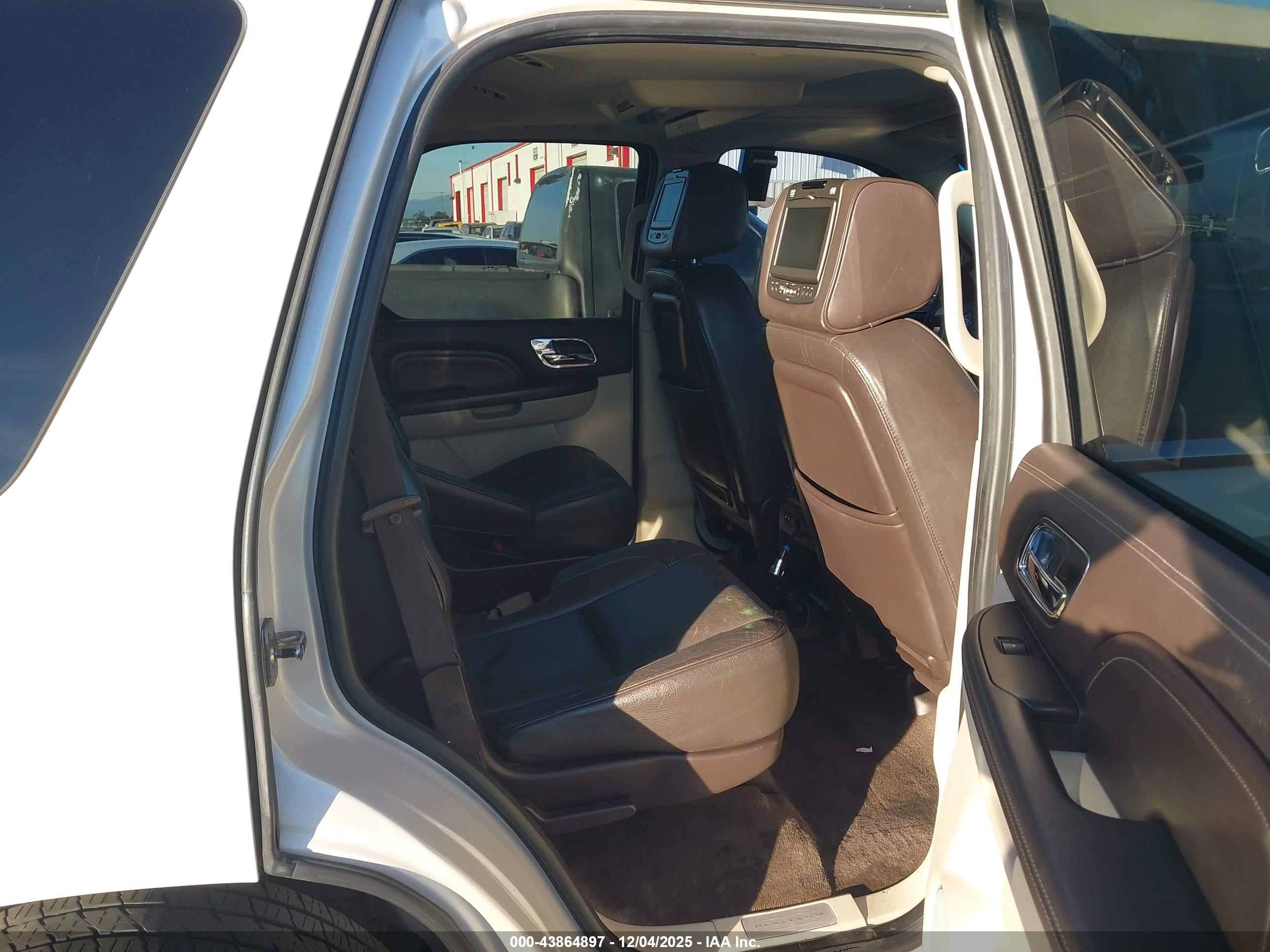 CADILLAC ESCALADE image 8