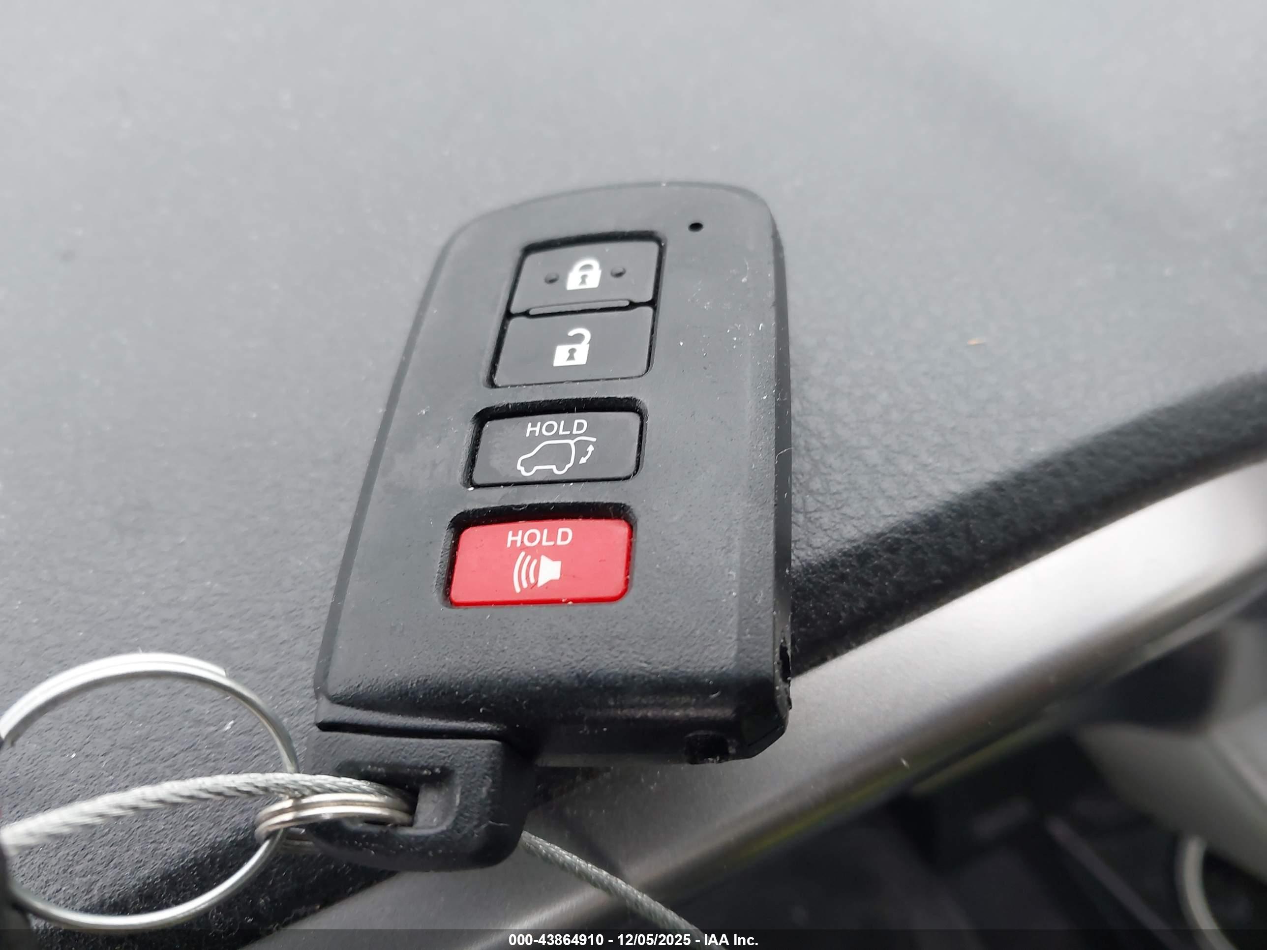 TOYOTA RAV4 image 11