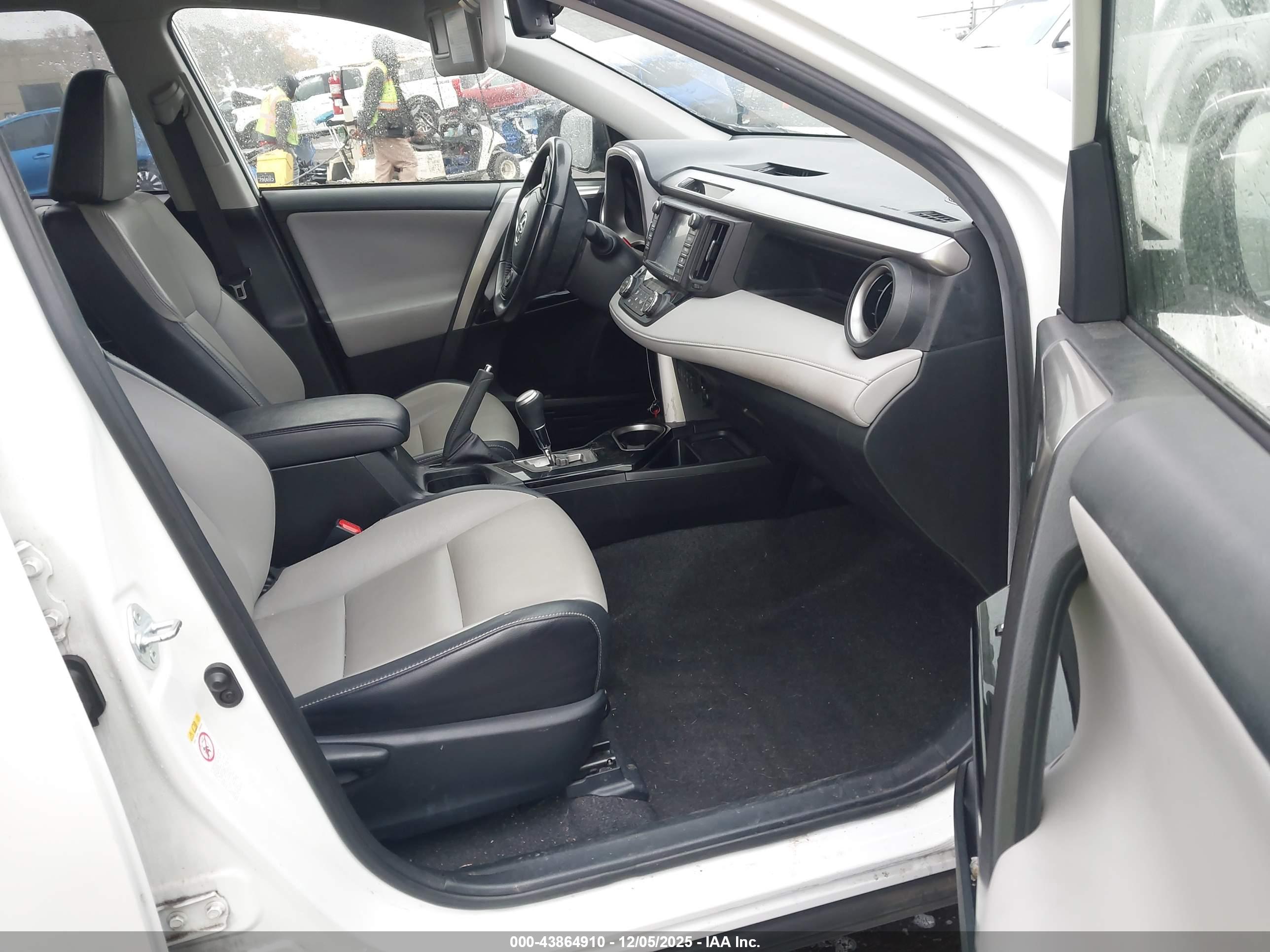 TOYOTA RAV4 image 5