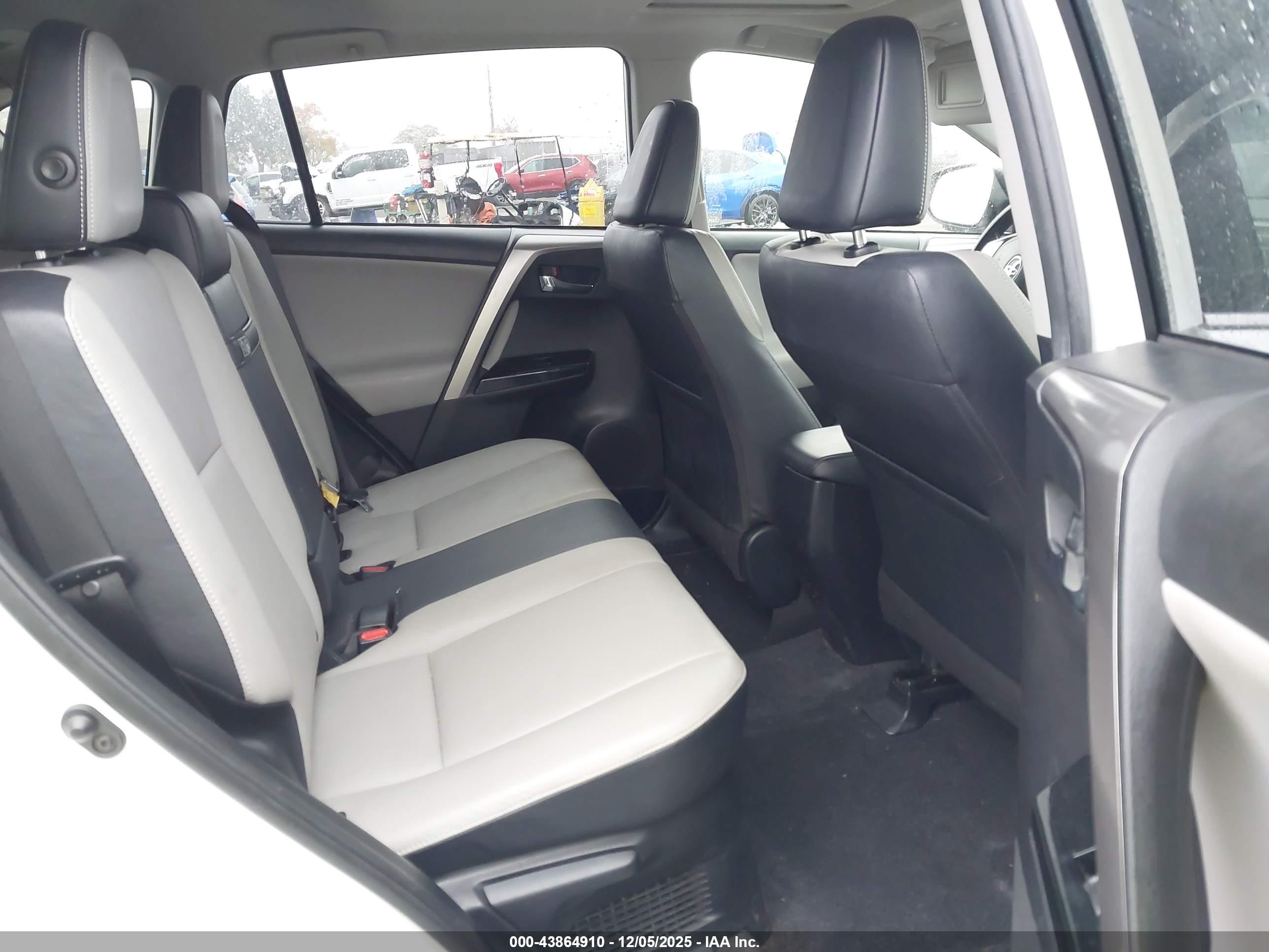 TOYOTA RAV4 image 8