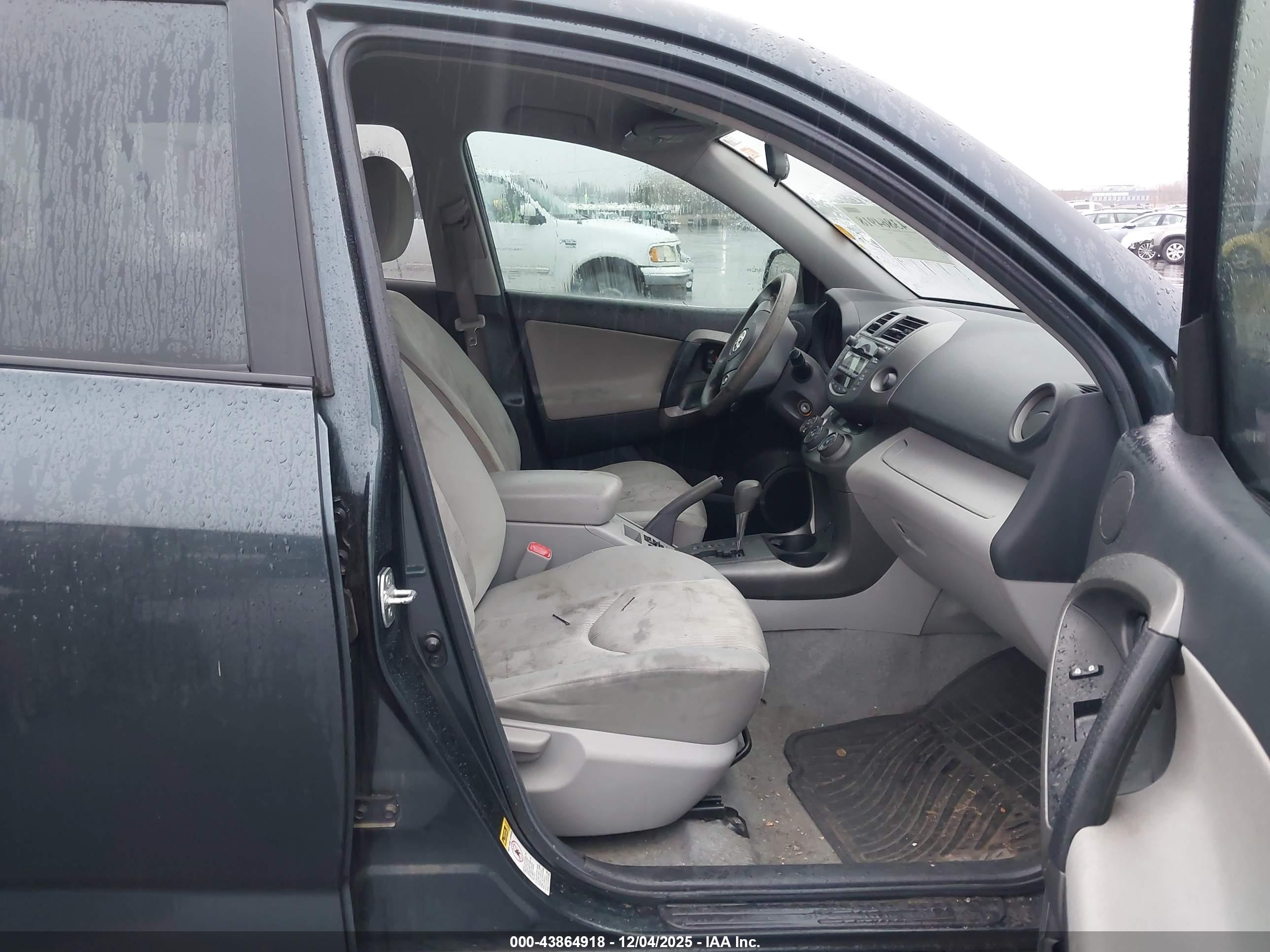 TOYOTA RAV4 image 5