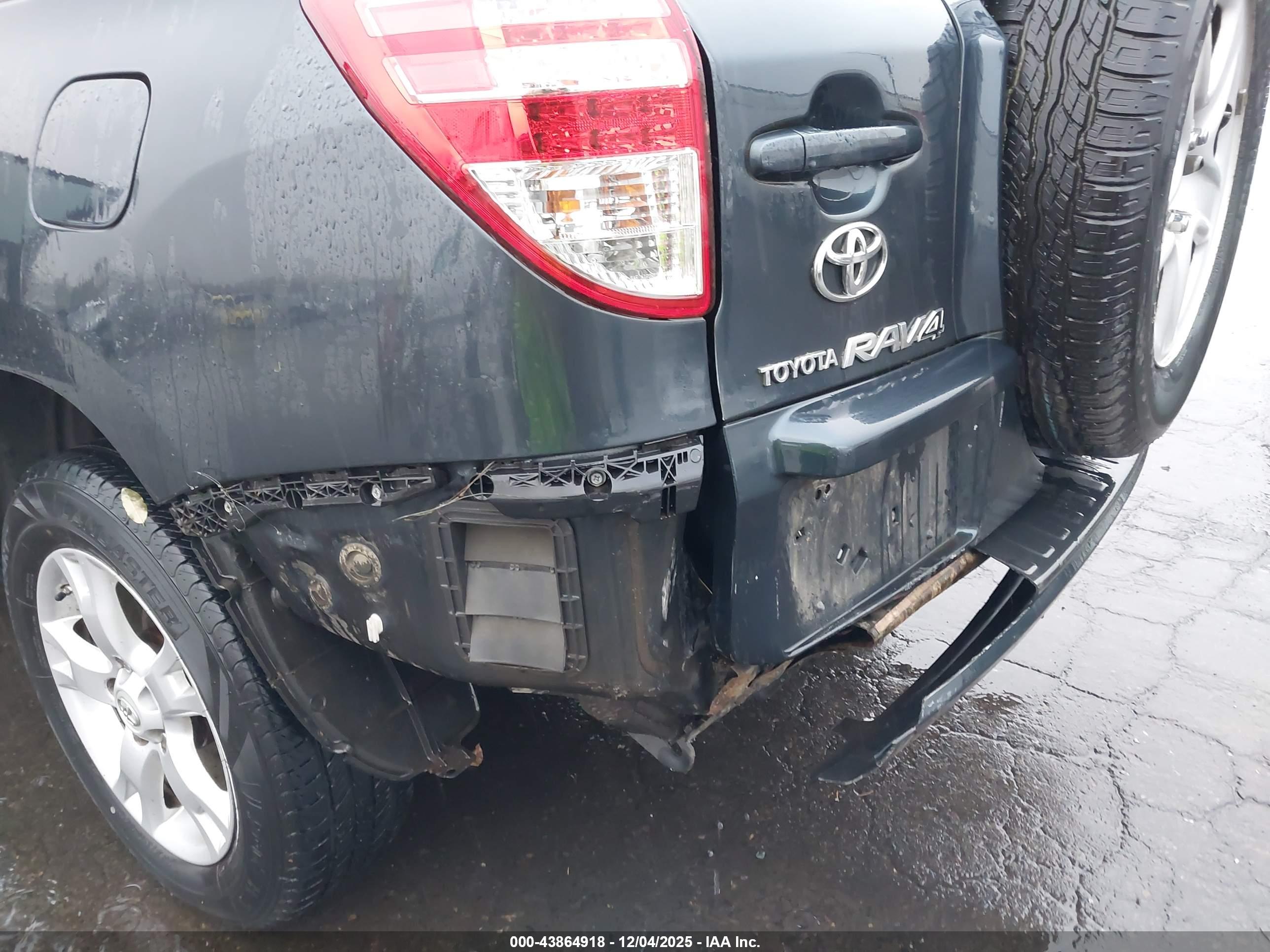 TOYOTA RAV4 image 6