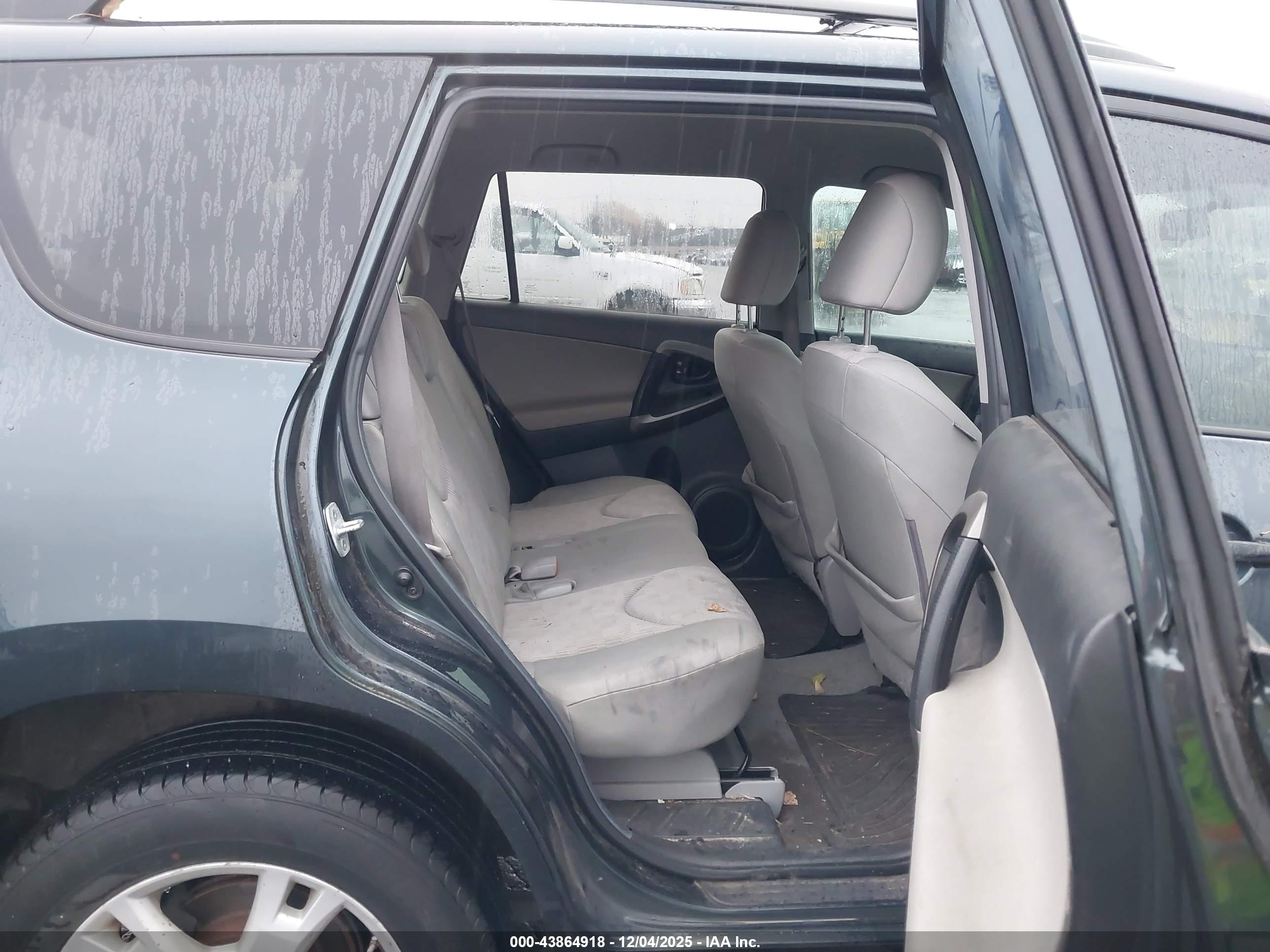 TOYOTA RAV4 image 8