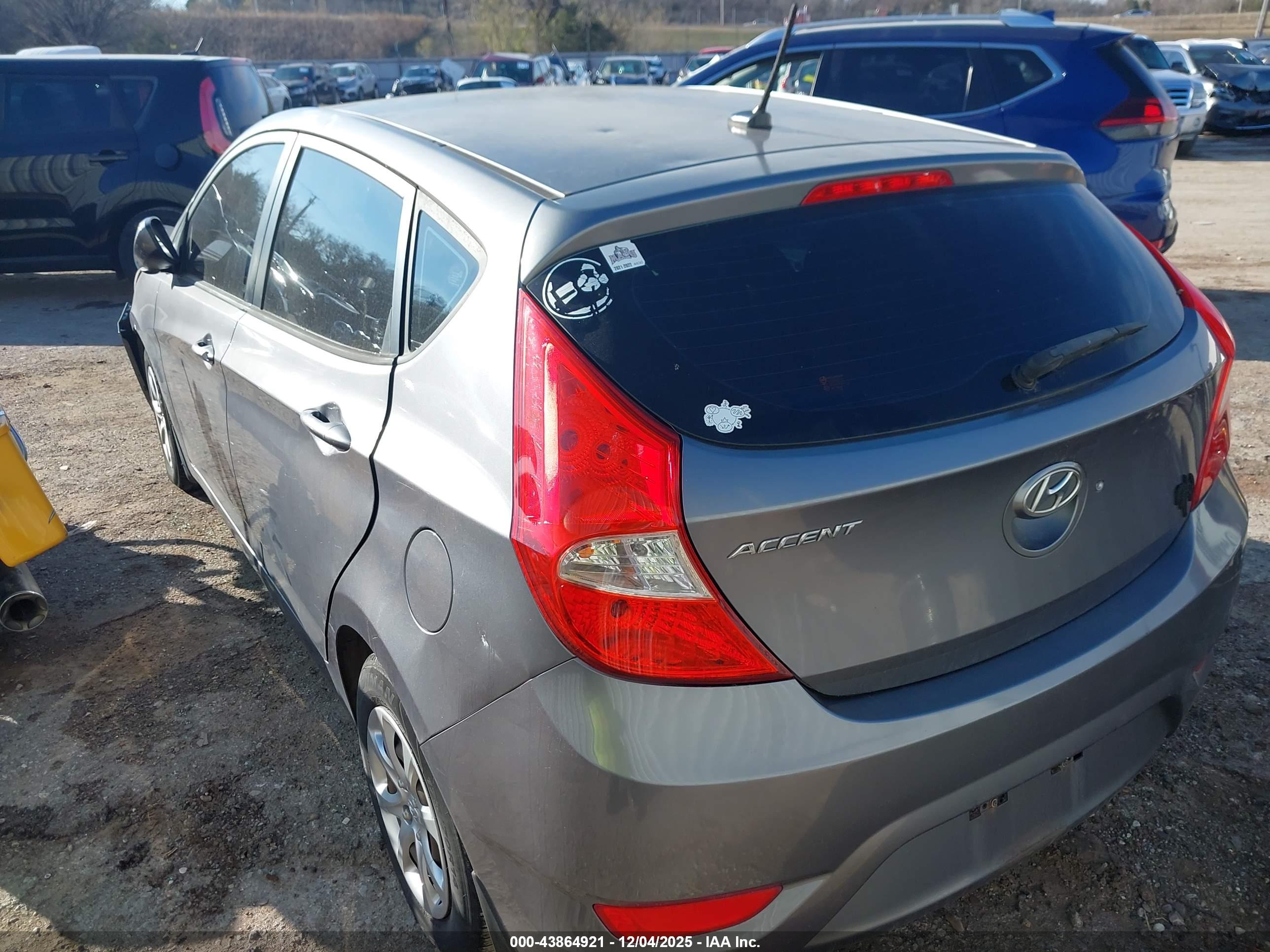 HYUNDAI ACCENT image 3