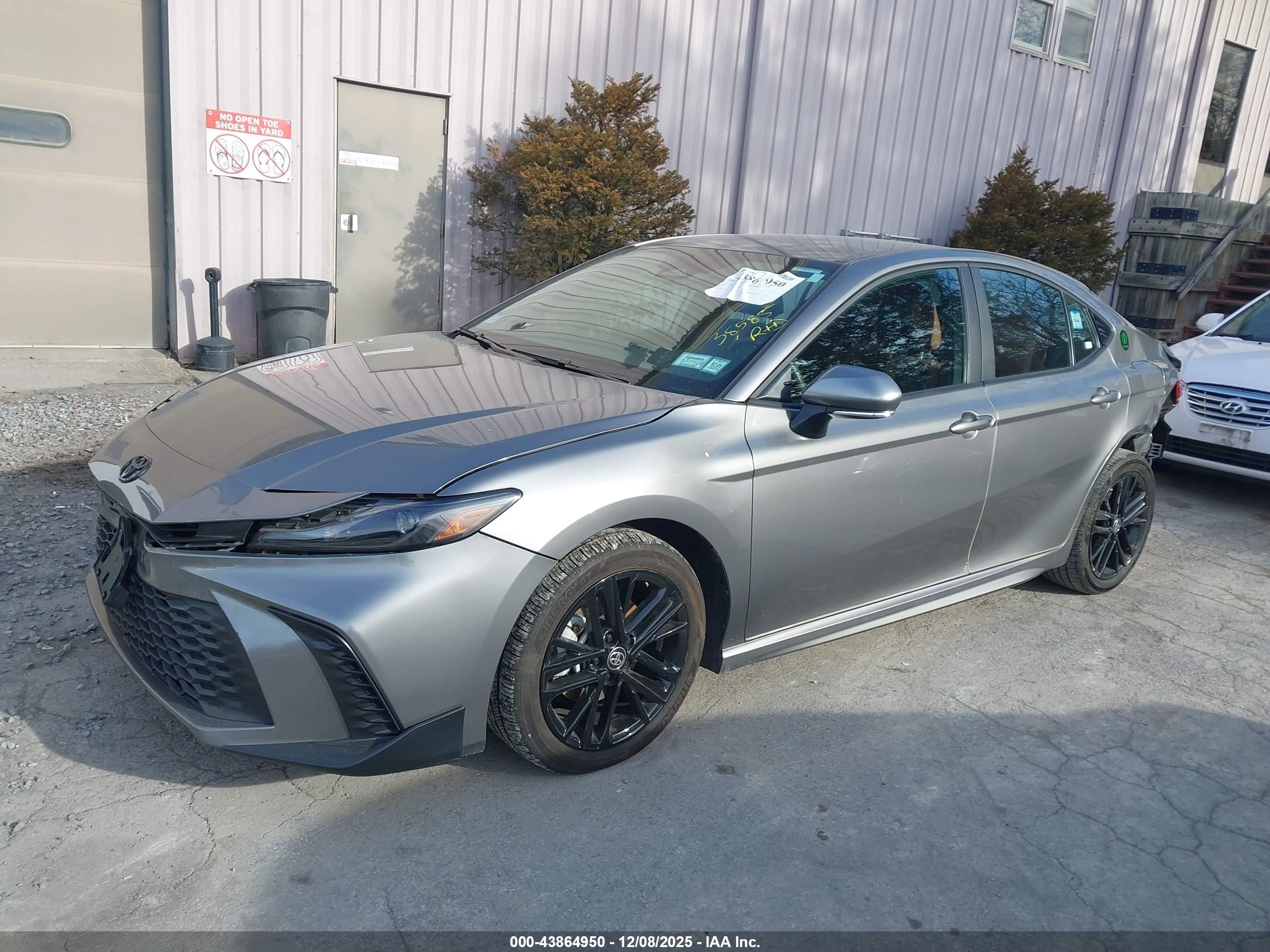 TOYOTA CAMRY image 2