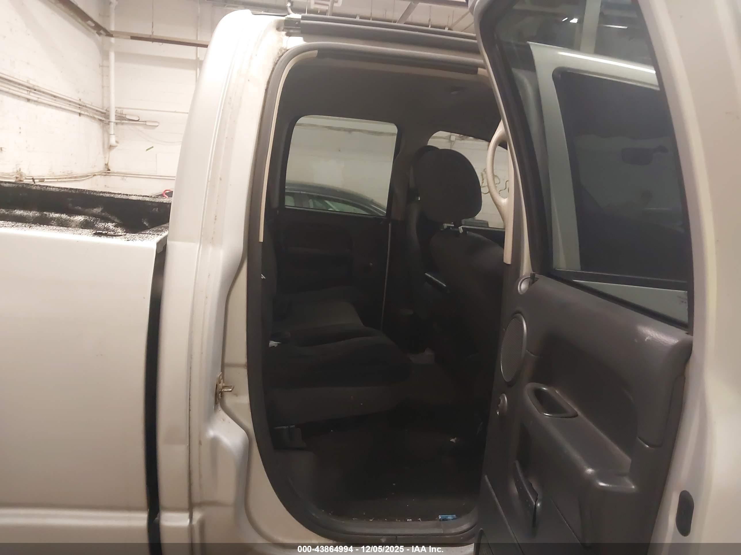 DODGE RAM image 8