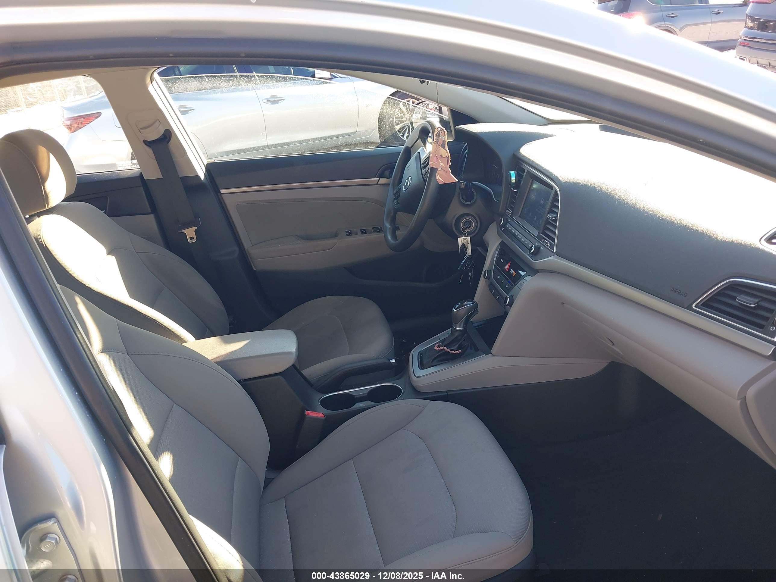 HYUNDAI ELANTRA image 5