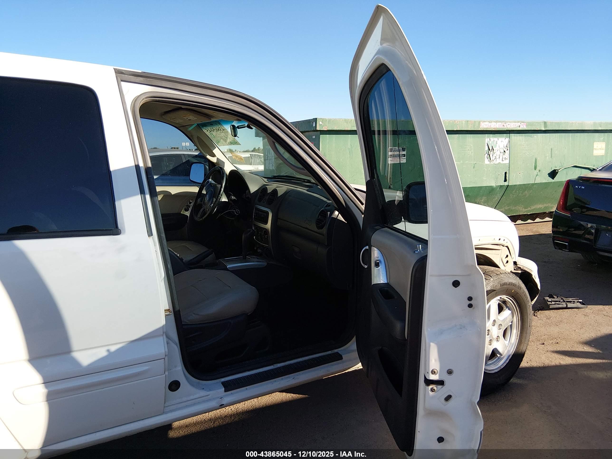 JEEP LIBERTY image 5