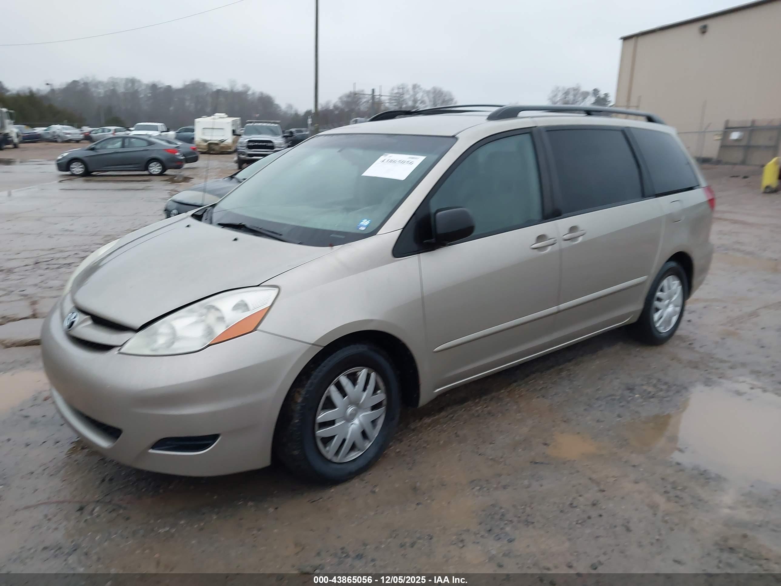 TOYOTA SIENNA image 2