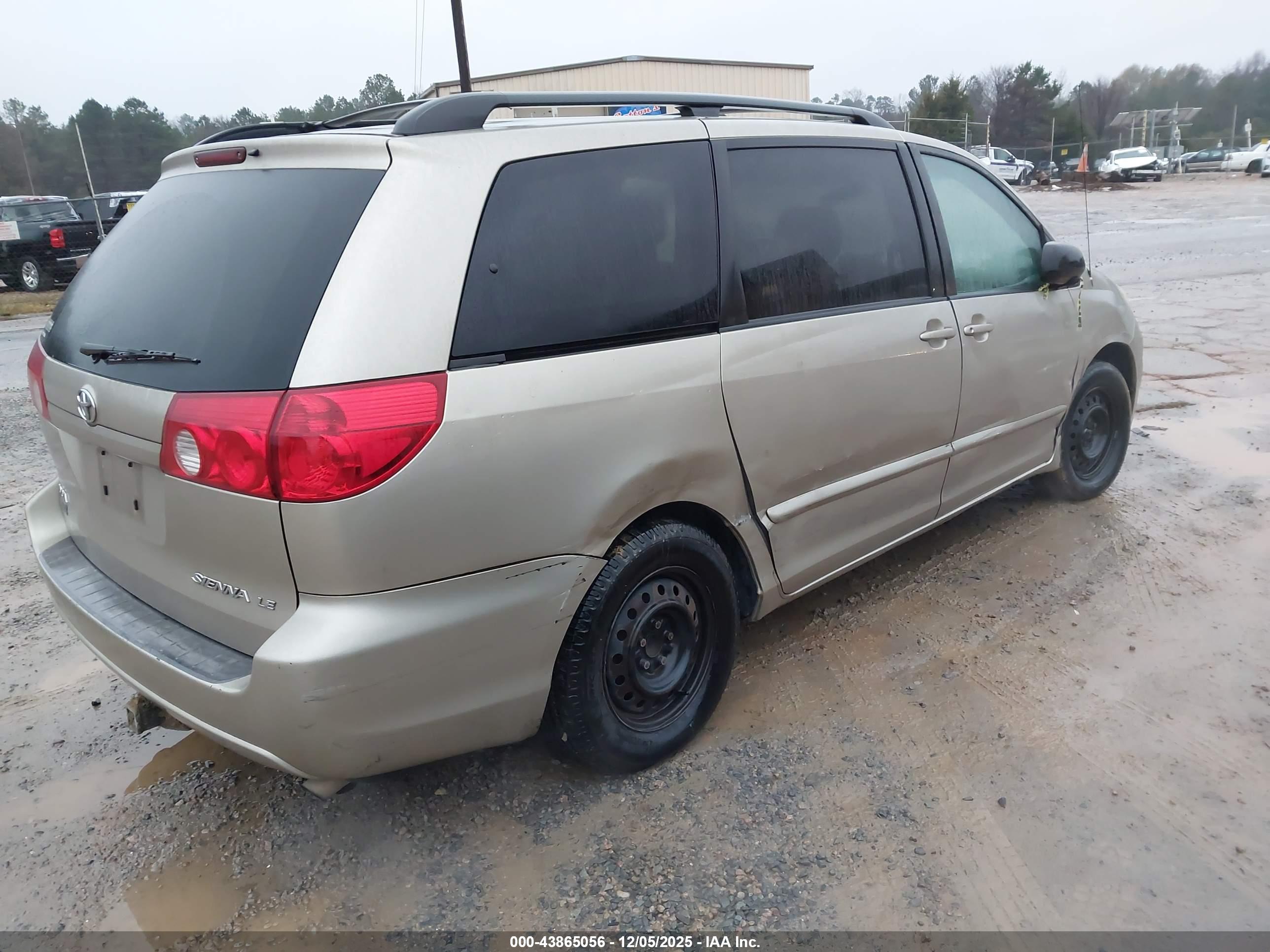 TOYOTA SIENNA image 4