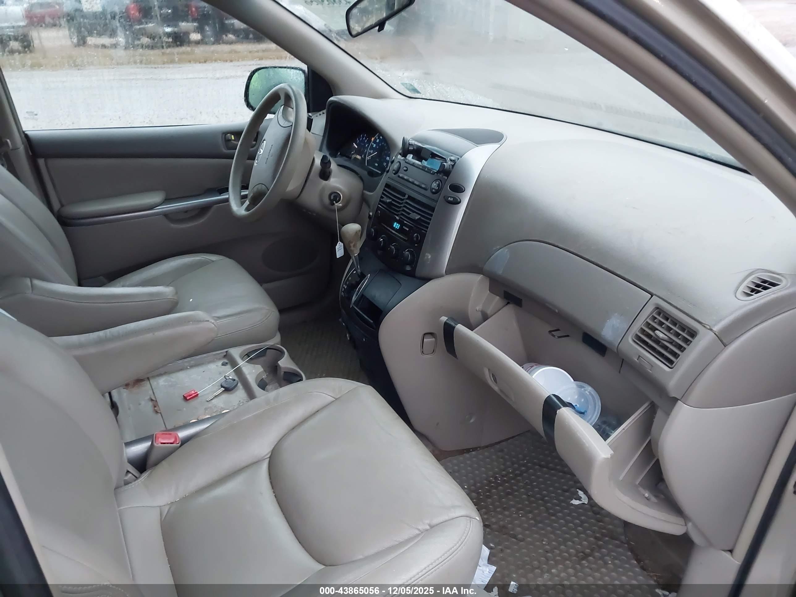 TOYOTA SIENNA image 5