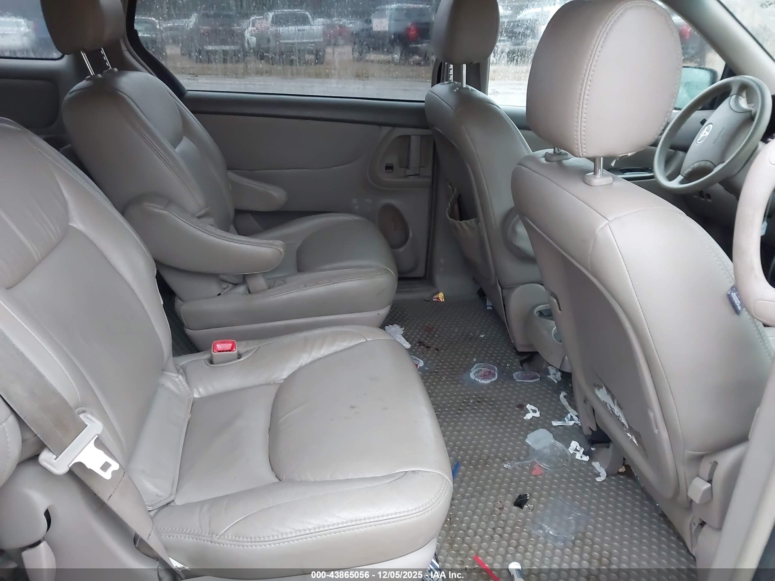 TOYOTA SIENNA image 8