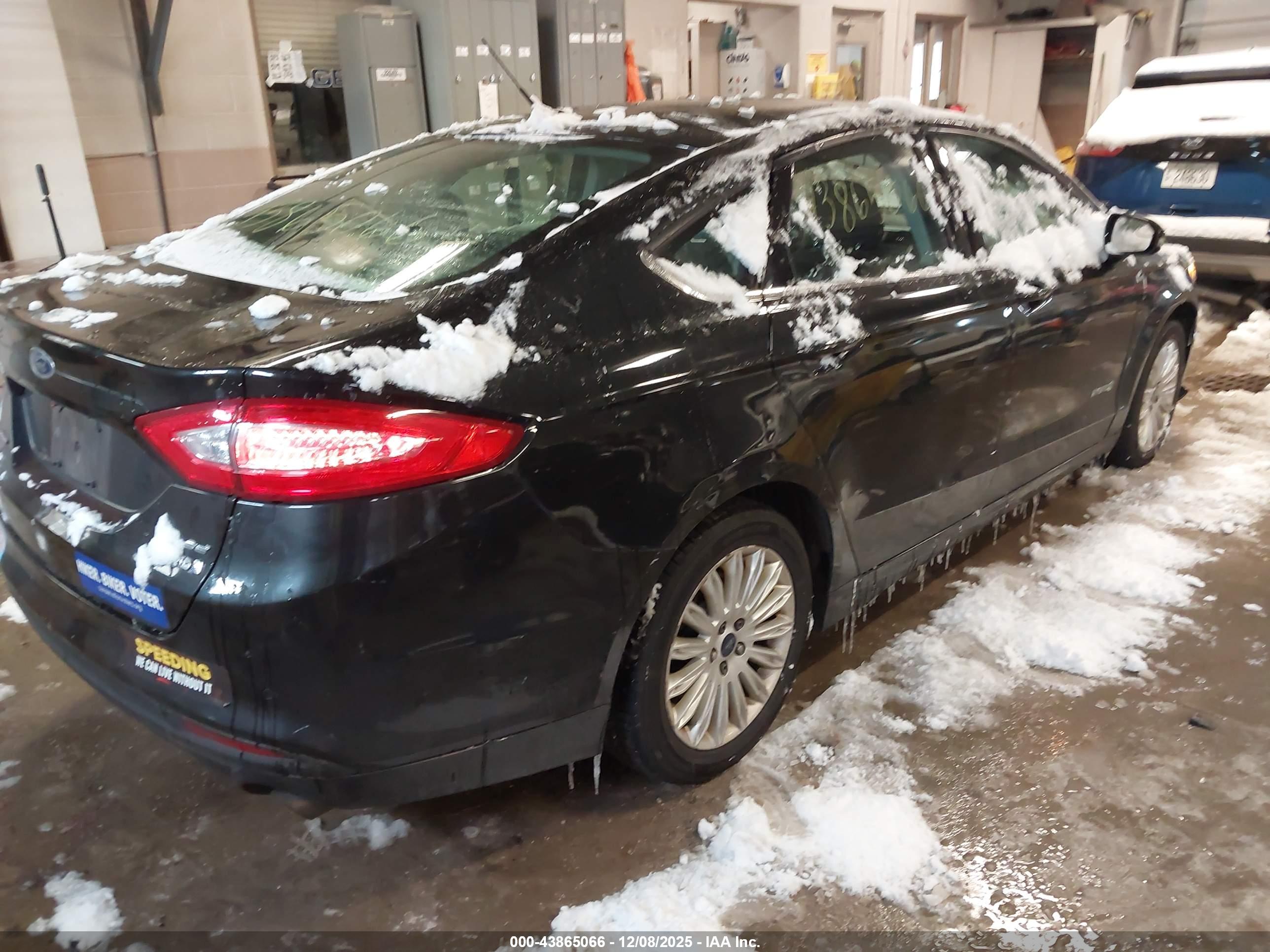 FORD FUSION image 4