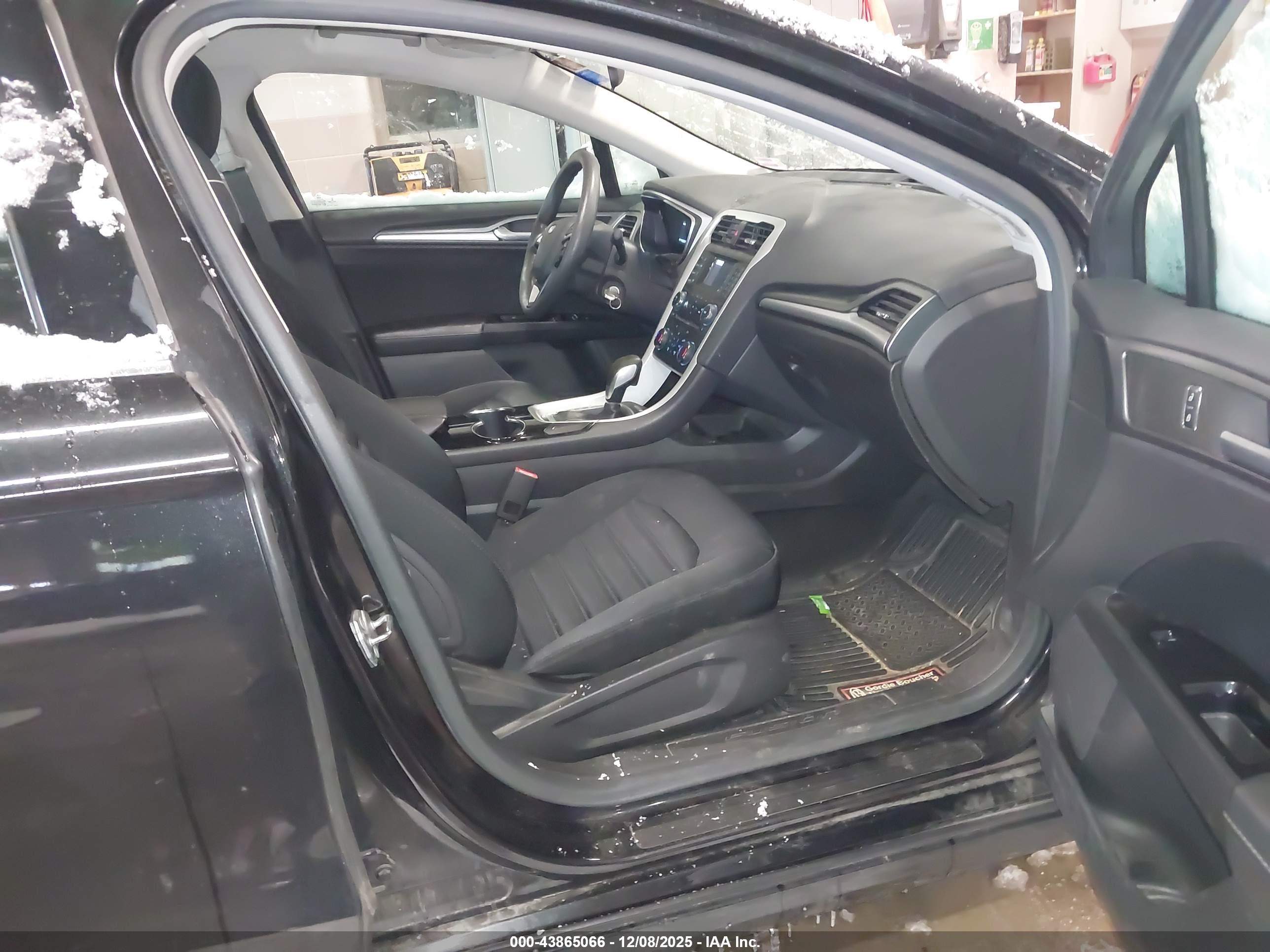 FORD FUSION image 5
