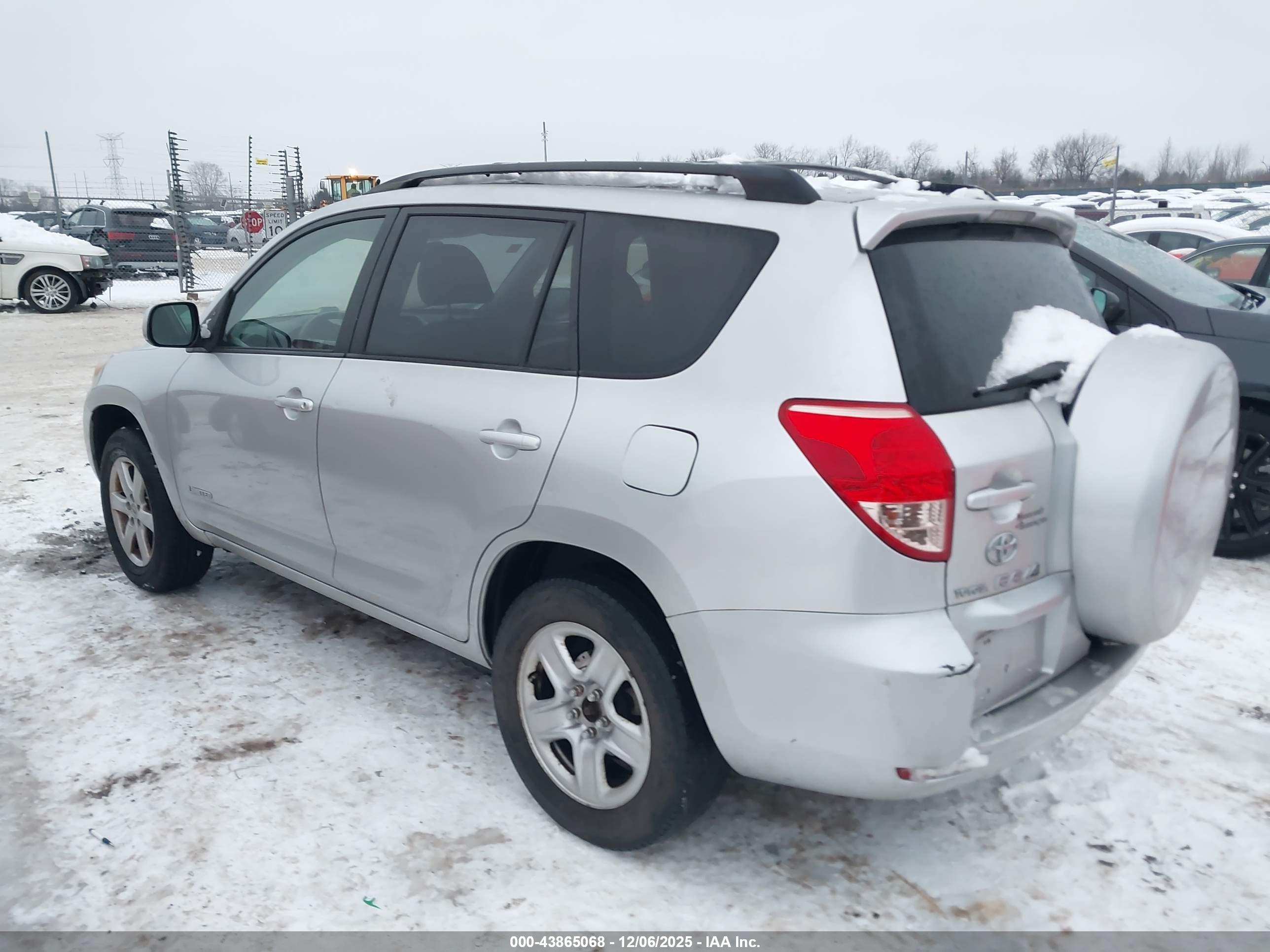 TOYOTA RAV4 image 3