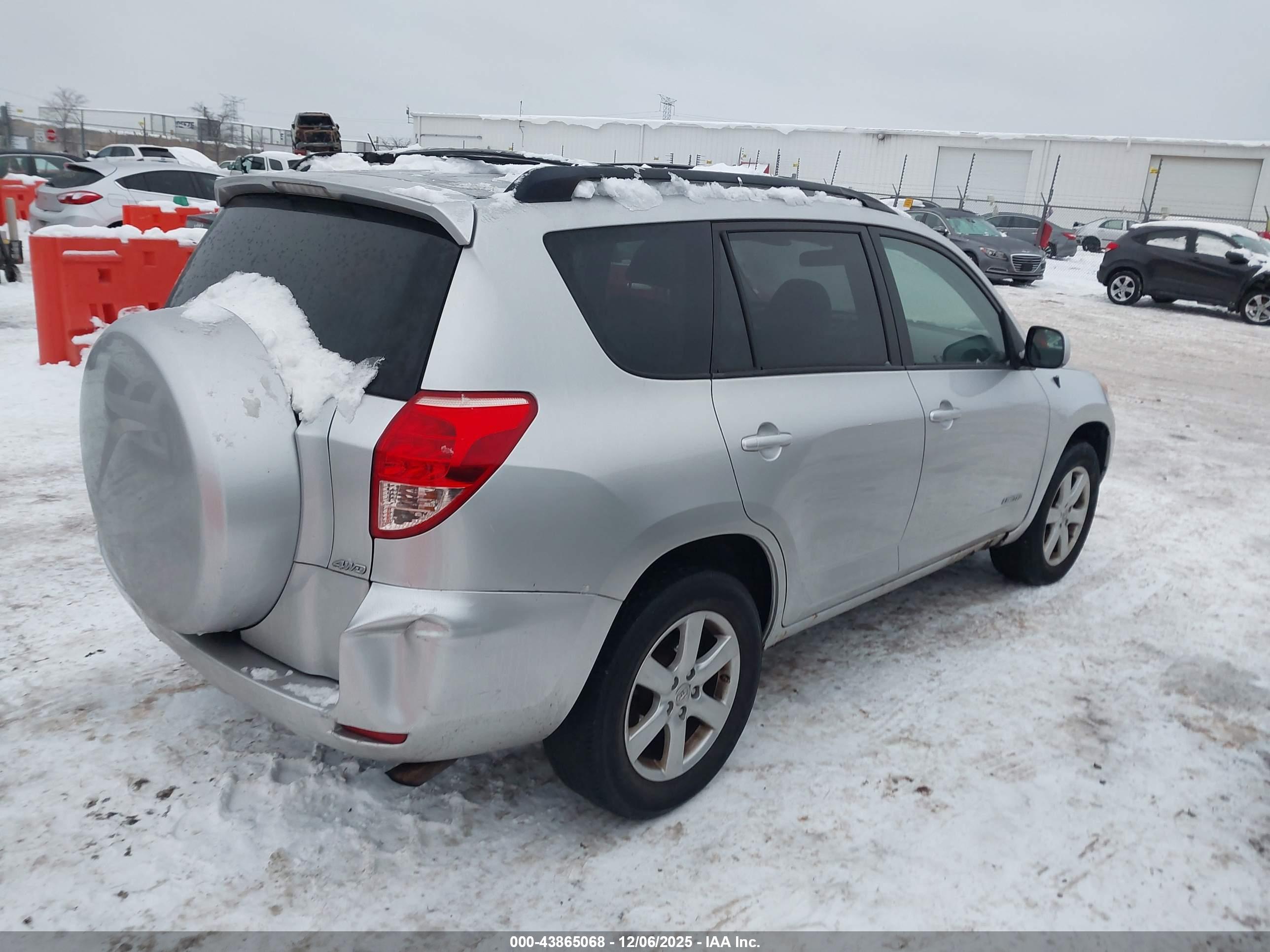 TOYOTA RAV4 image 4
